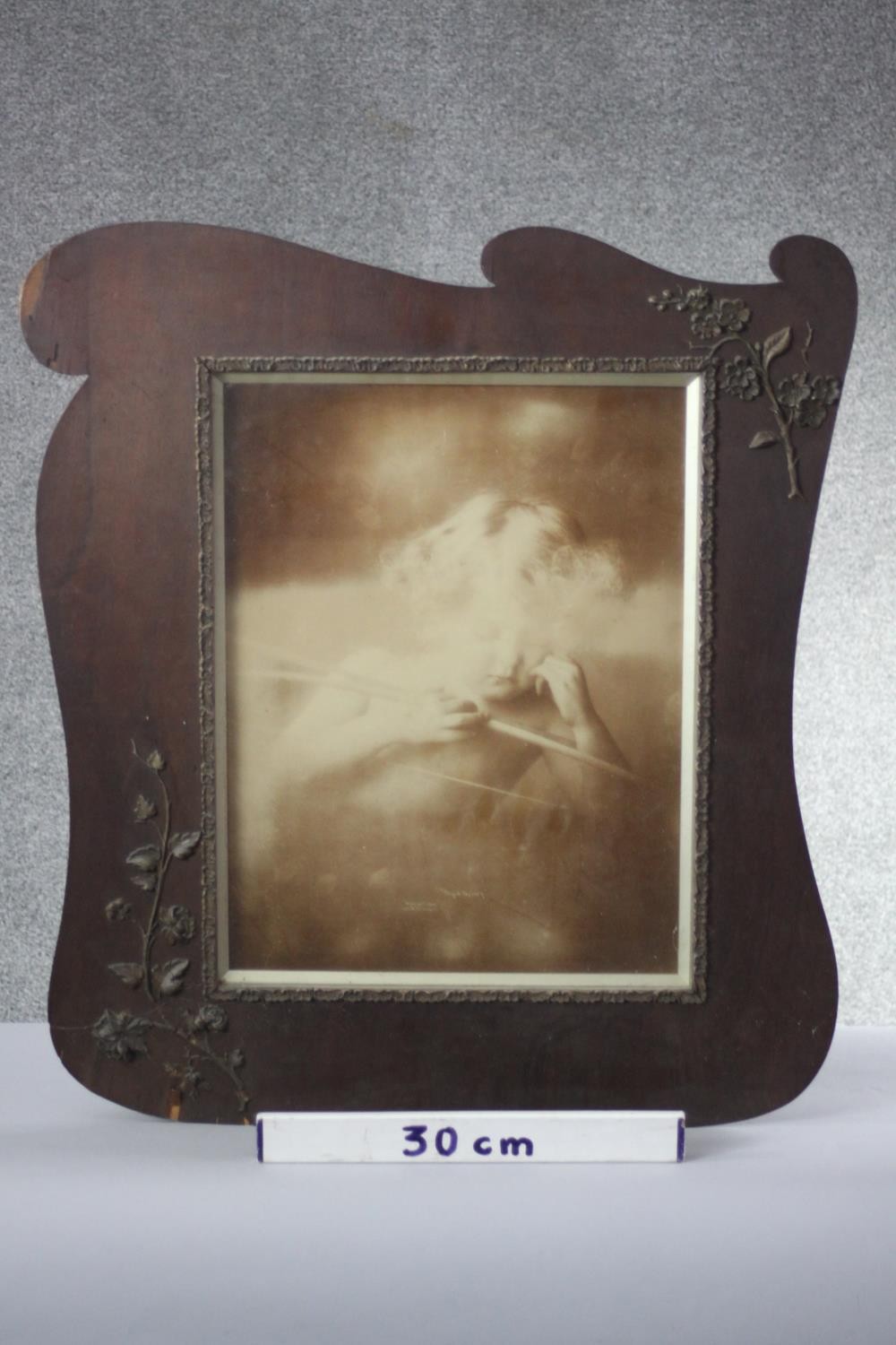 A 19th century veneered and plaster applique floral design picture frame with black and white - Image 6 of 6