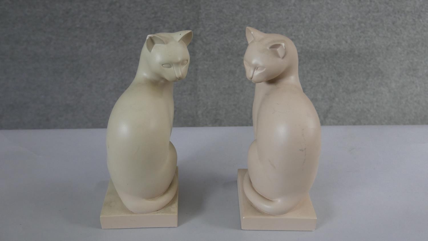 A pair of seated resin cat bookends. H.24 W.10 D.10cm - Image 3 of 4