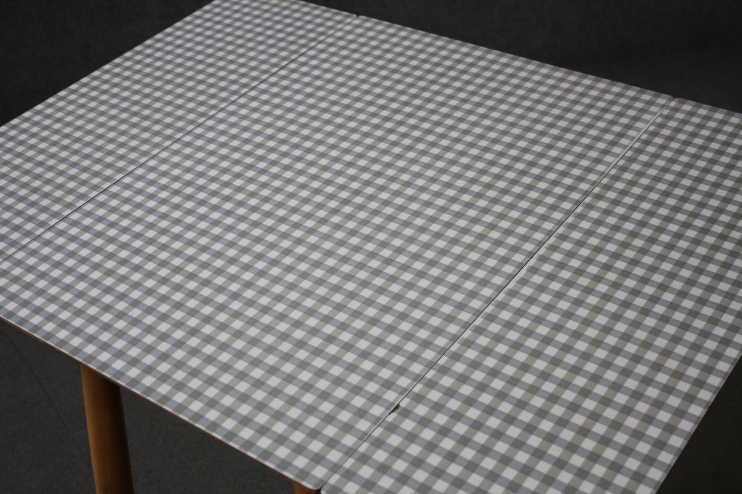 A mid century vintage drop flap kitchen table with gingham check laminated top. H.74 W.89 D.68 cm. - Image 10 of 11