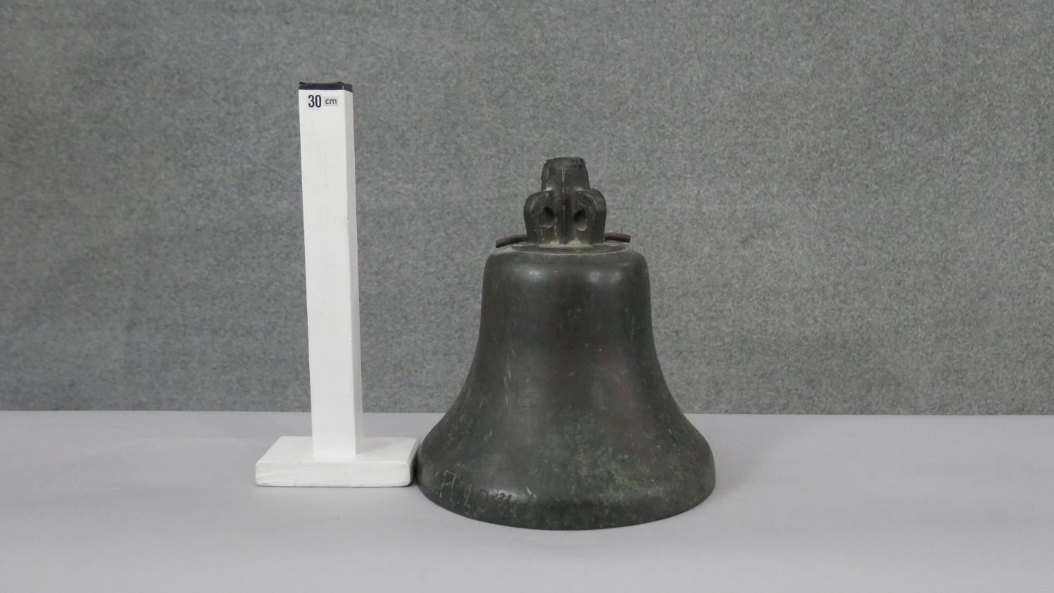 An early 20th century bronze bell, inscribed to the rim 20 3/4. H.25 Diam.24cm - Image 5 of 5