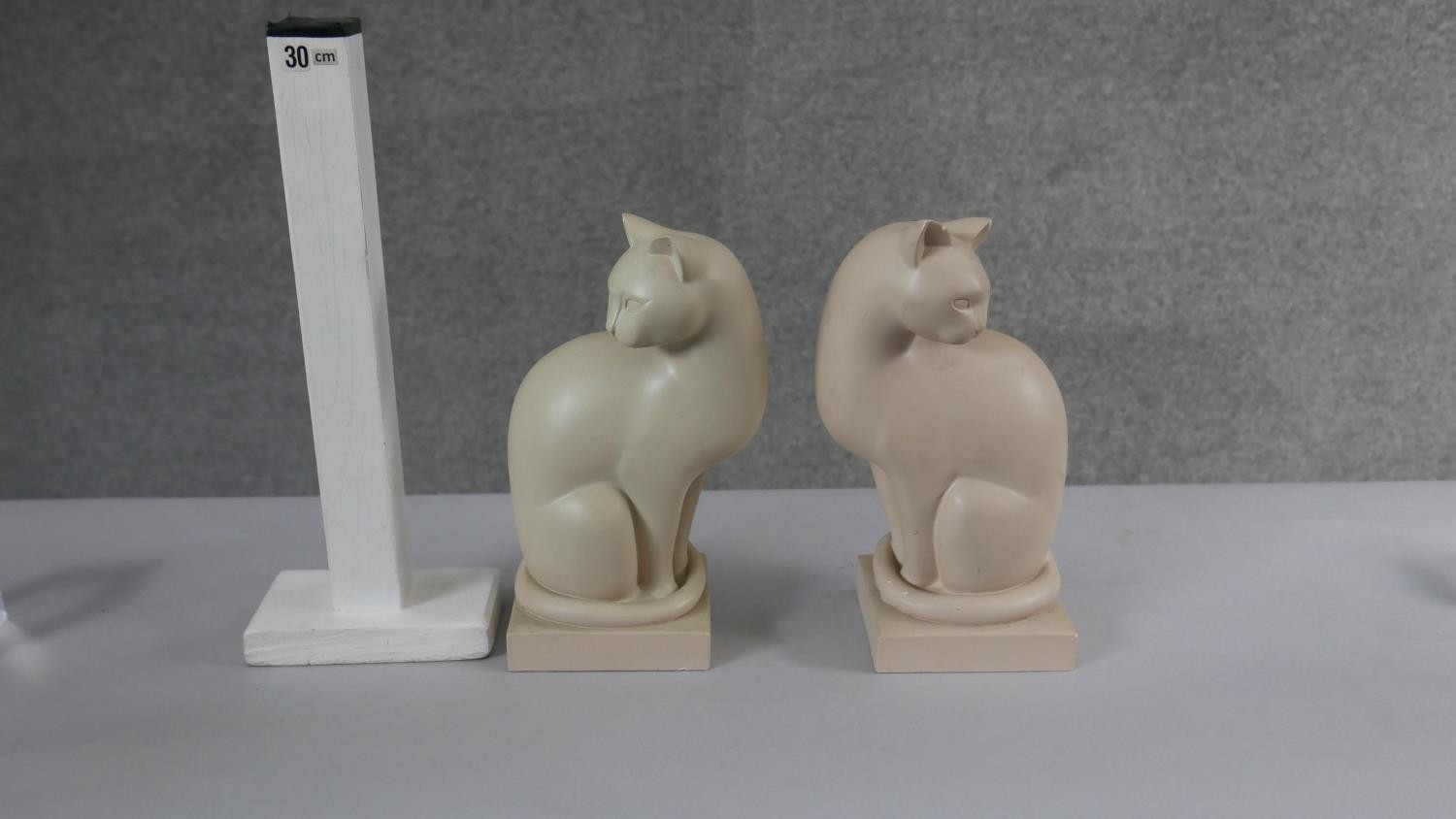 A pair of seated resin cat bookends. H.24 W.10 D.10cm - Image 4 of 4