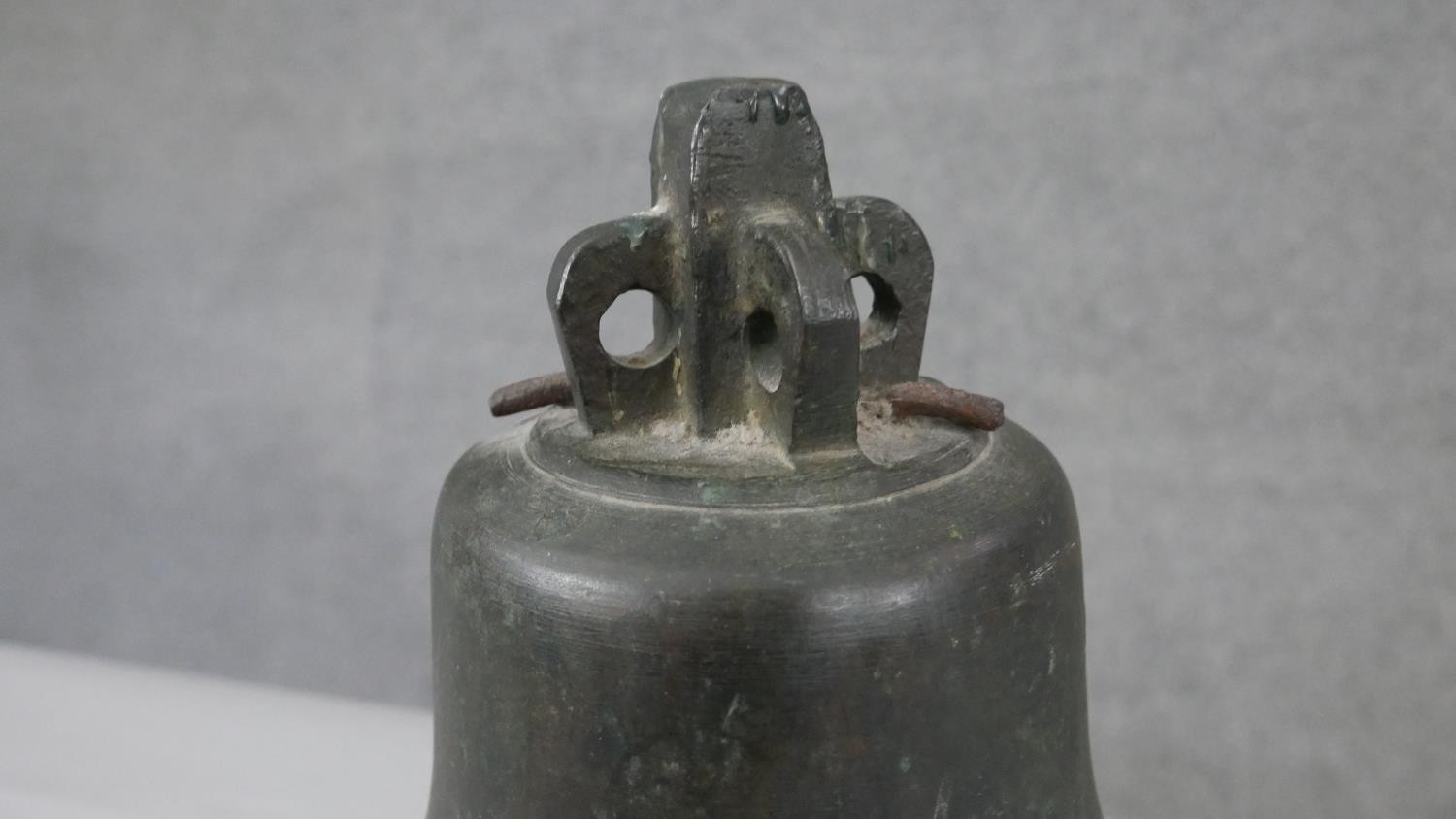 An early 20th century bronze bell, inscribed to the rim 20 3/4. H.25 Diam.24cm - Image 2 of 5