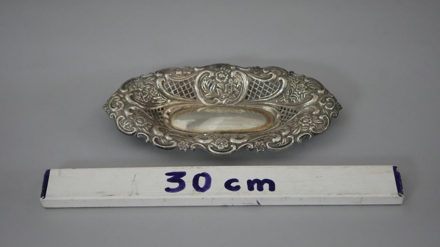 A Victorian pierced repousse design silver pin dish with floral and scrolling motifs and pierced - Image 5 of 5