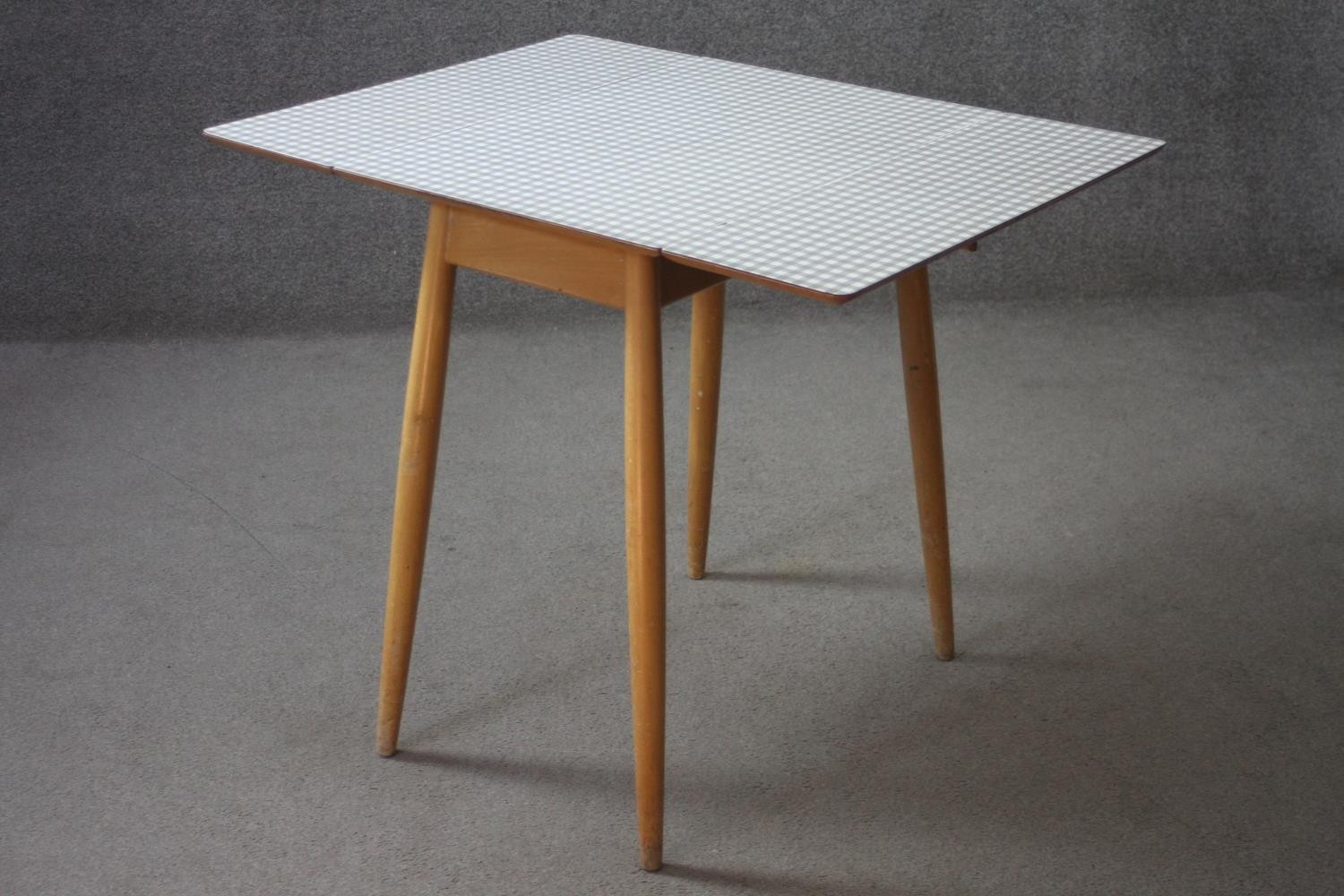 A mid century vintage drop flap kitchen table with gingham check laminated top. H.74 W.89 D.68 cm. - Image 8 of 11