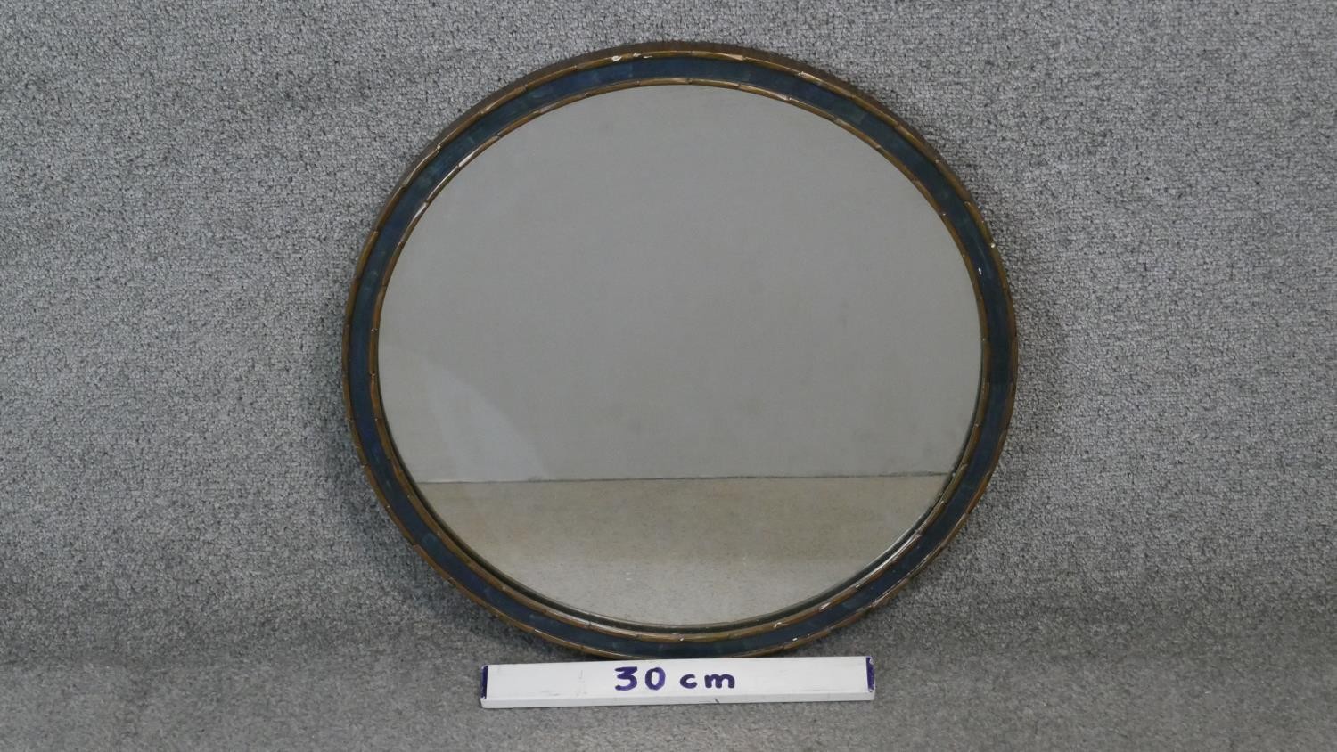 An early 20th century giltwood circular mirror with hanging chain. Diam.46 cm - Image 2 of 4