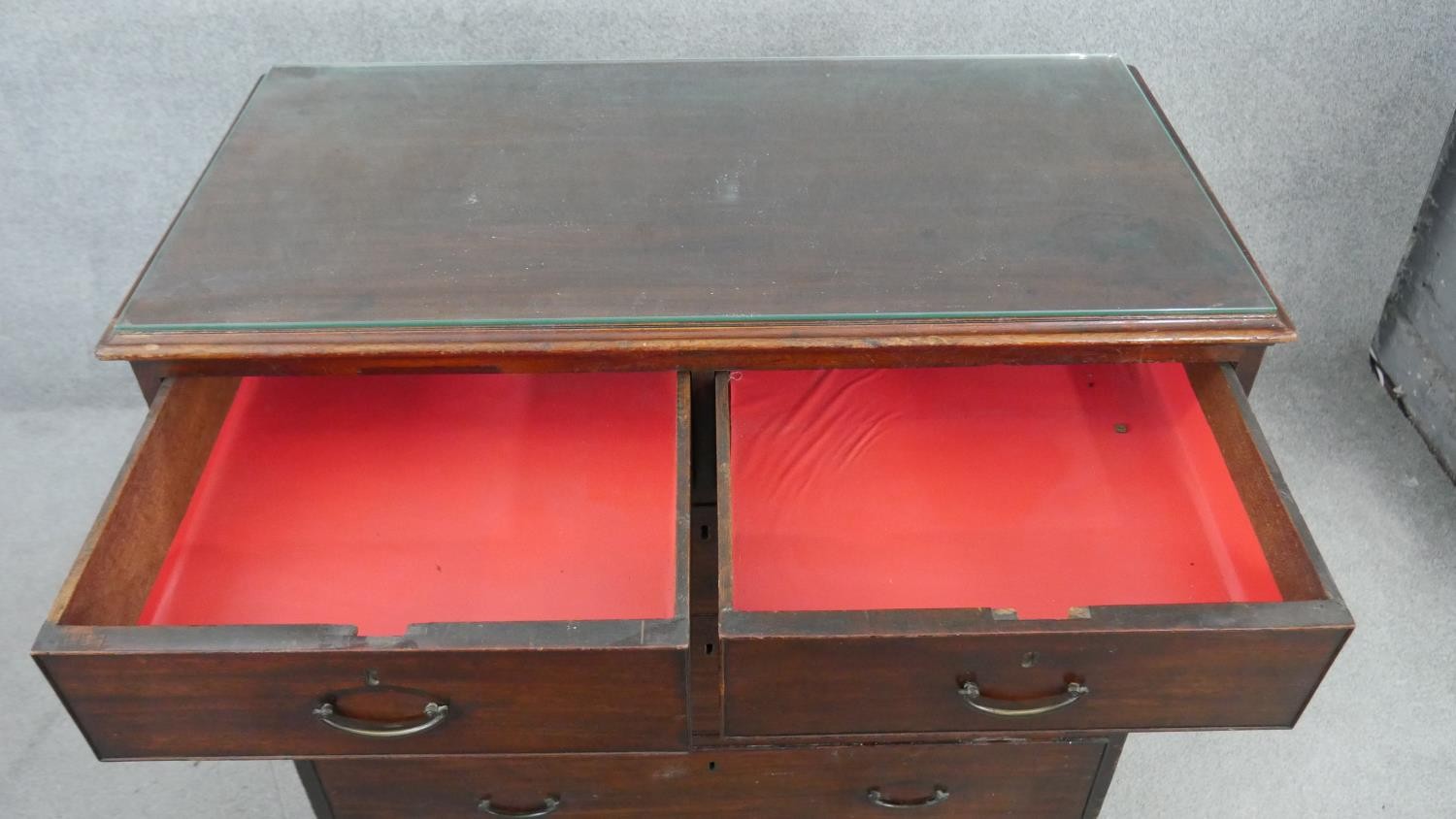 A Georgian mahogany chest of drawers on shaped bracket feet. H.99 W.110 D.52cm - Image 5 of 7