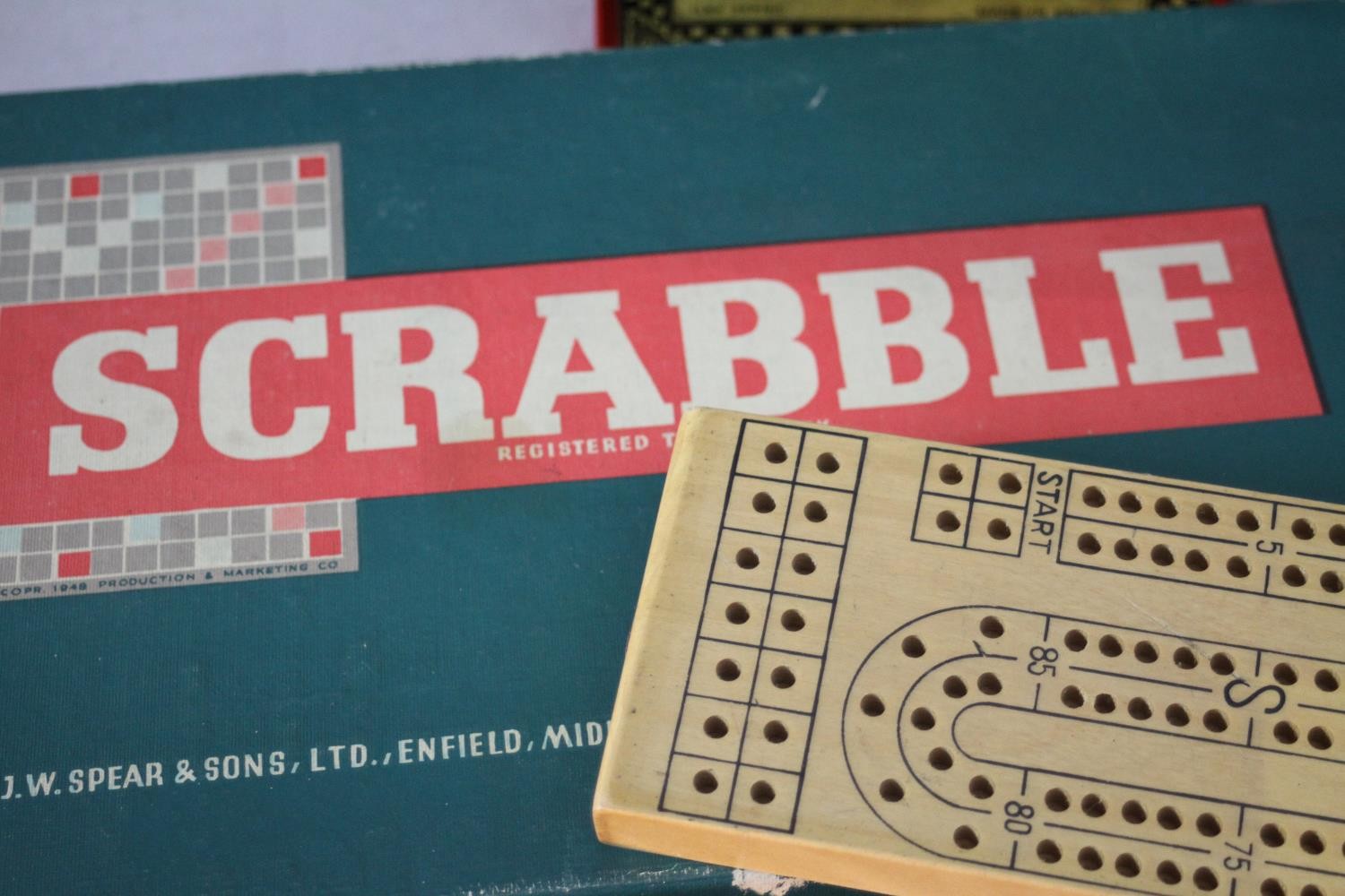 A collection of eleven vintage boxed game and toys. Including Scrabble, a lino cutting set, Halma, - Image 4 of 7