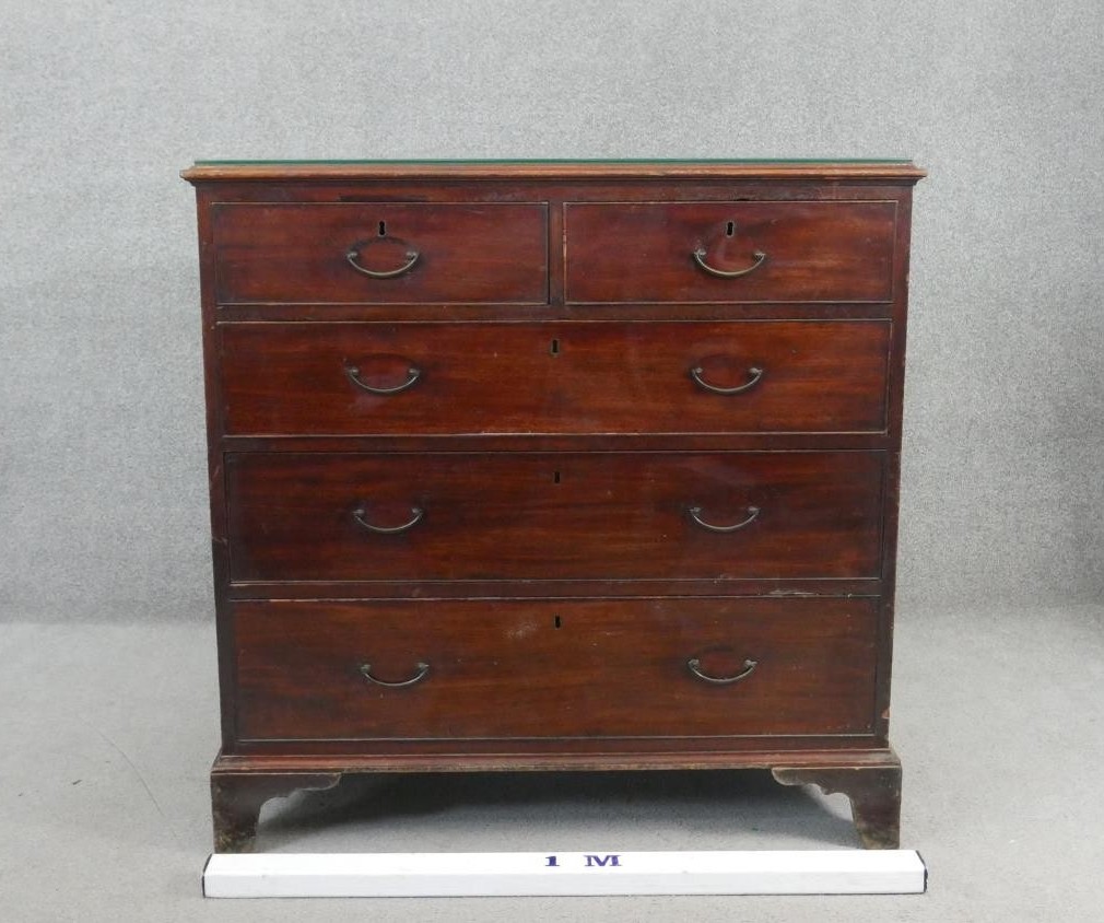 A Georgian mahogany chest of drawers on shaped bracket feet. H.99 W.110 D.52cm - Image 7 of 7