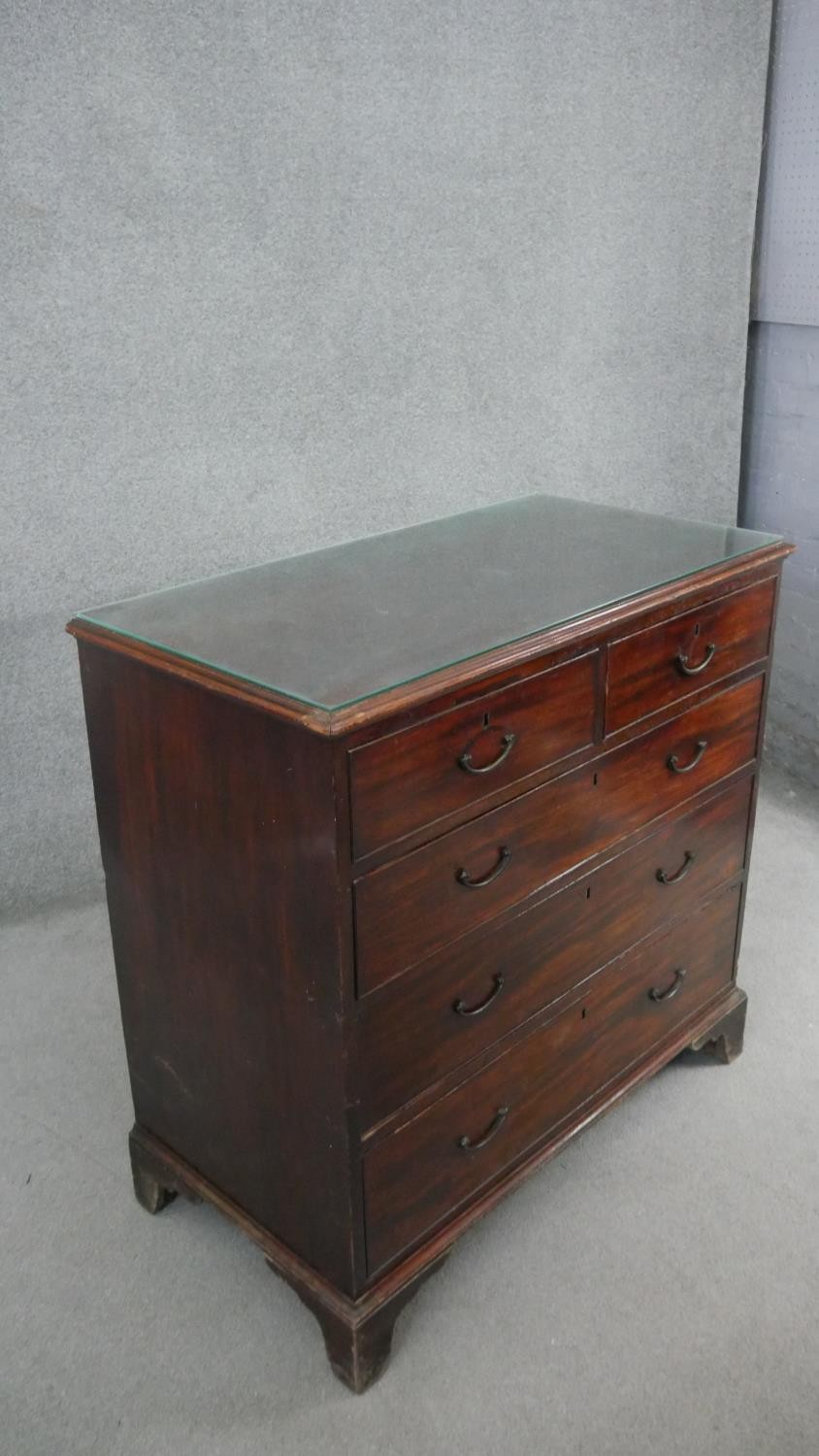 A Georgian mahogany chest of drawers on shaped bracket feet. H.99 W.110 D.52cm - Image 3 of 7