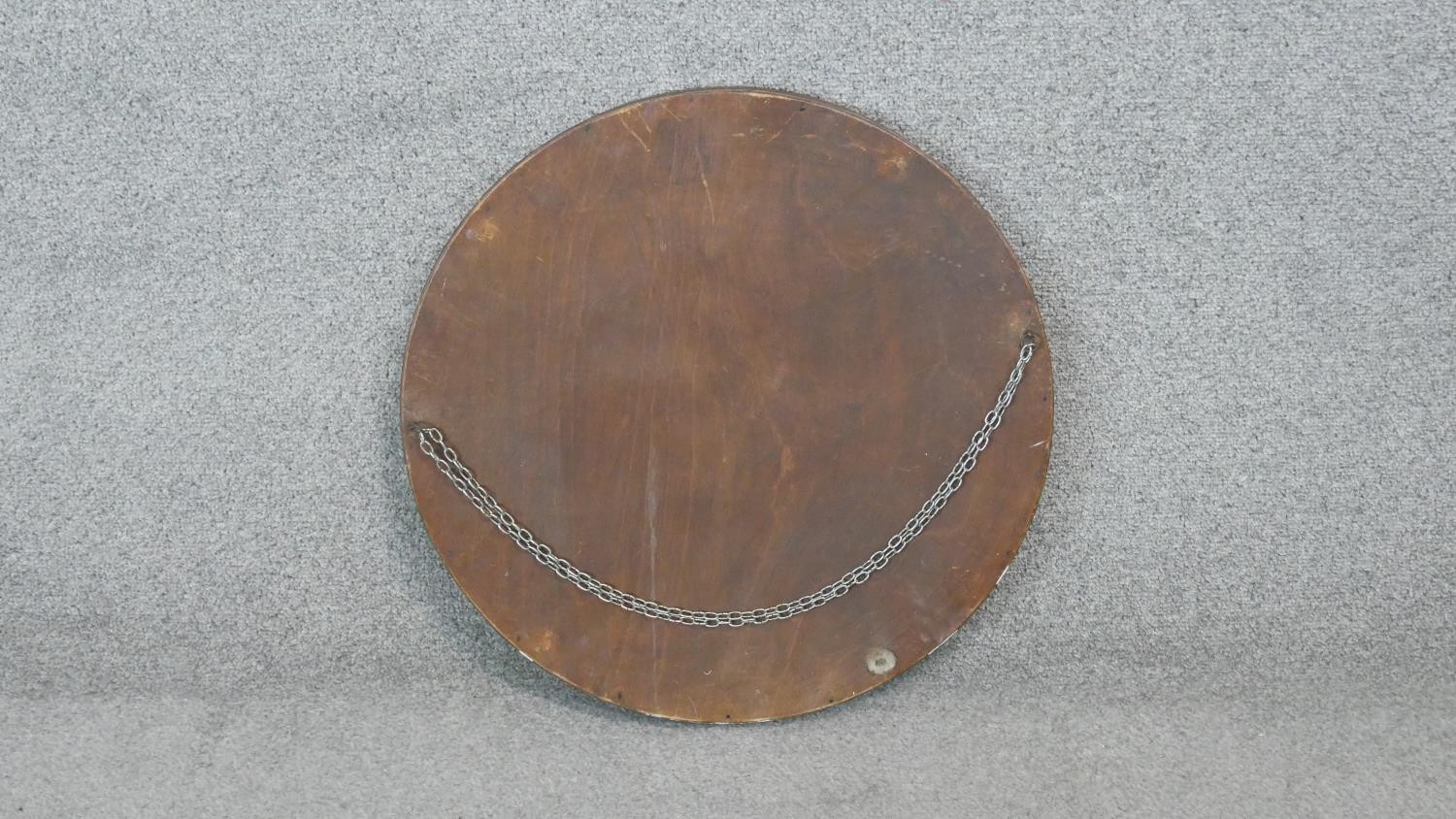 An early 20th century giltwood circular mirror with hanging chain. Diam.46 cm - Image 4 of 4