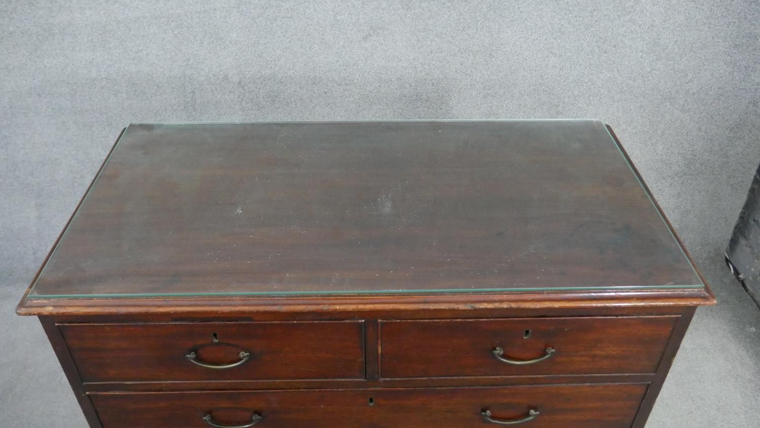 A Georgian mahogany chest of drawers on shaped bracket feet. H.99 W.110 D.52cm - Image 2 of 7