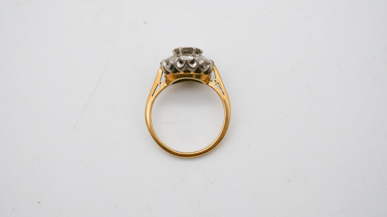 A 18 carat gold and white metal (tested platinum) diamond cluster ring. Set with seven round - Image 5 of 7