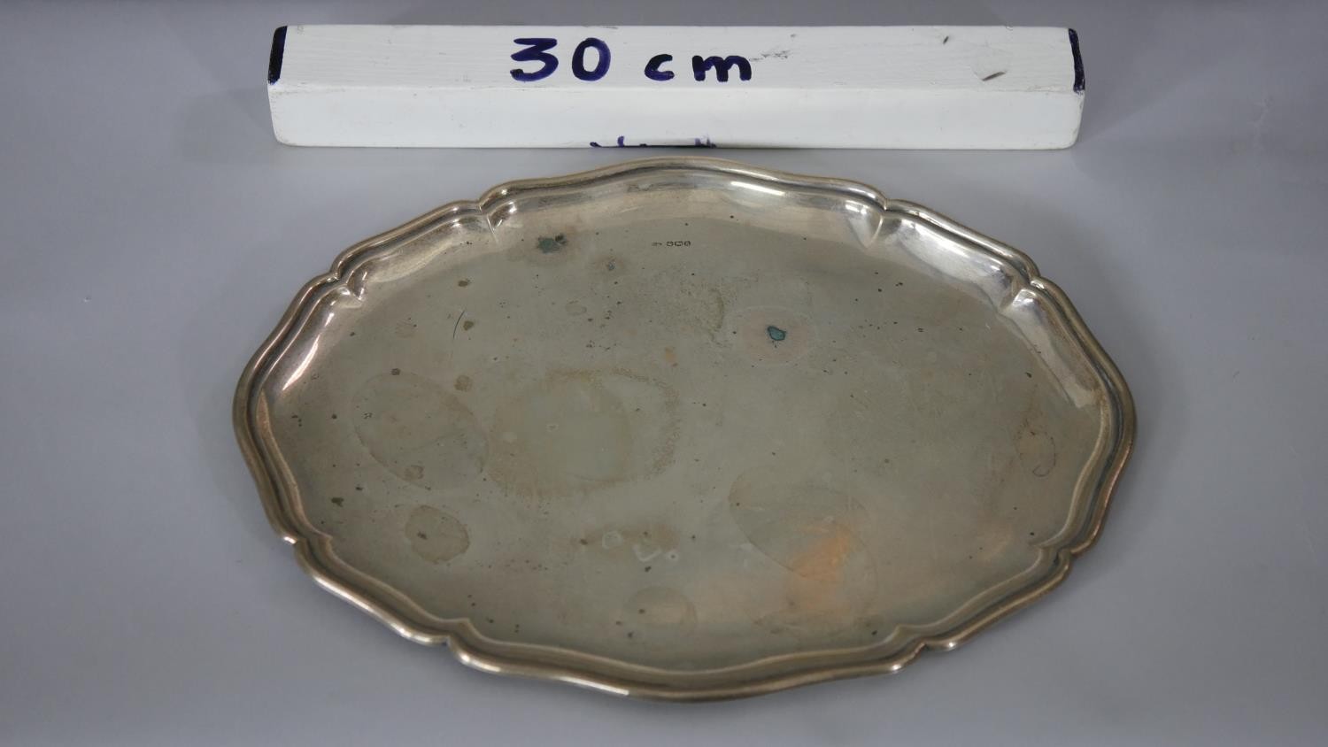 An oval scalloped edge silver serving tray. Hallmarked: HH, 1918, Sheffield. Weight 442g L.31 W.24cm - Image 3 of 4