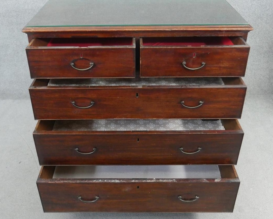 A Georgian mahogany chest of drawers on shaped bracket feet. H.99 W.110 D.52cm - Image 4 of 7