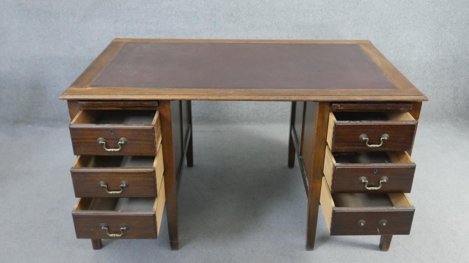 A vintage mahogany three section pedestal desk. H.75 W.136 D.82cm (With faults, as photographed). - Image 4 of 8