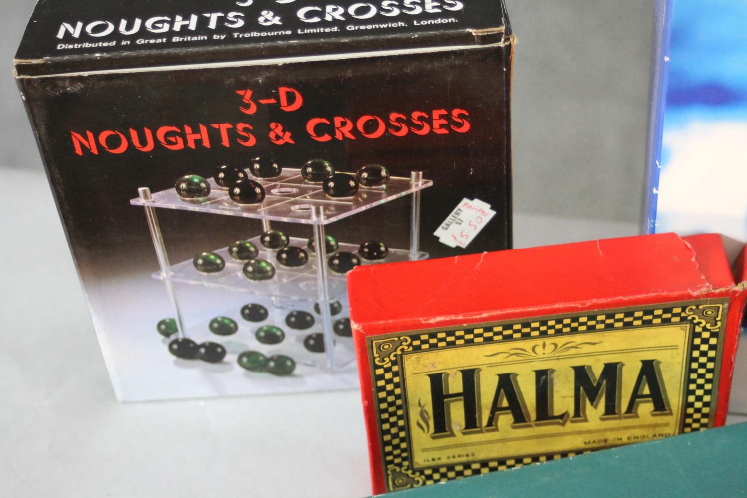 A collection of eleven vintage boxed game and toys. Including Scrabble, a lino cutting set, Halma, - Image 3 of 7
