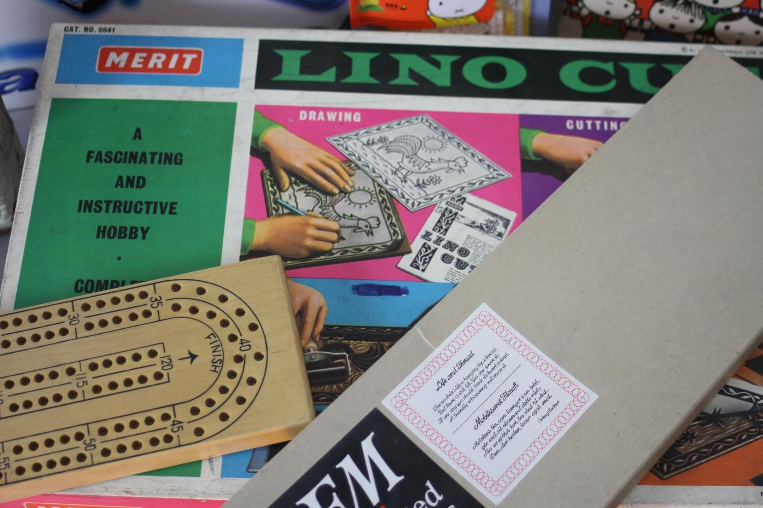 A collection of eleven vintage boxed game and toys. Including Scrabble, a lino cutting set, Halma, - Image 2 of 7