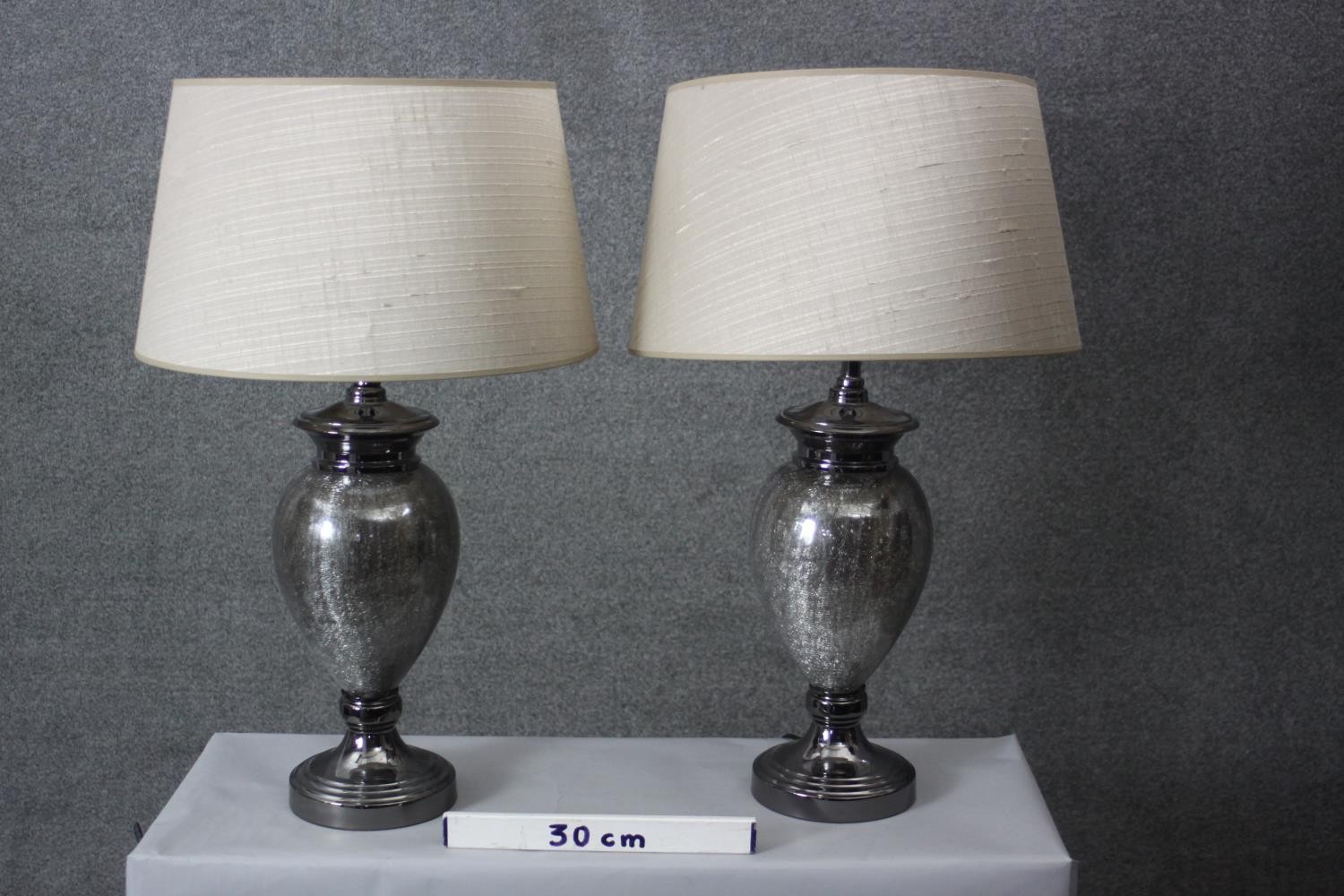 A pair of crackle mirrored grey glass urn design table lamps with cream shades. H.74 Diameter 18 cm. - Image 6 of 6
