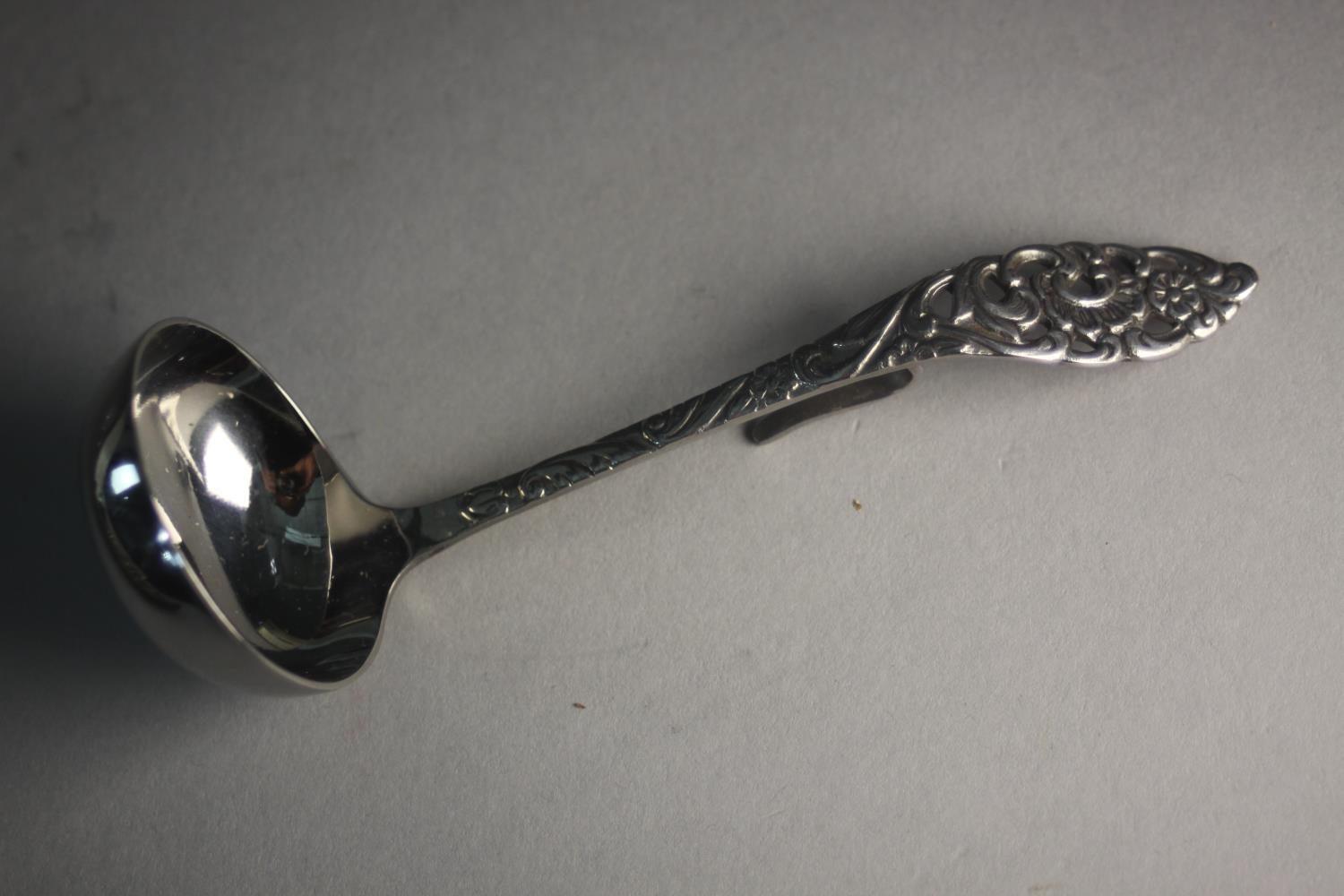 A collection of silver and silver plate. Including a cased set of silver coffee spoons, a silver - Image 6 of 13