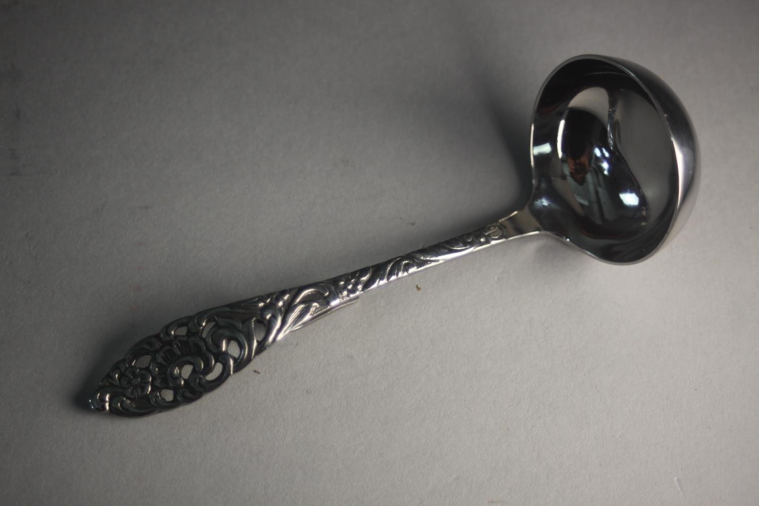 A collection of silver and silver plate. Including a cased set of silver coffee spoons, a silver - Image 7 of 13