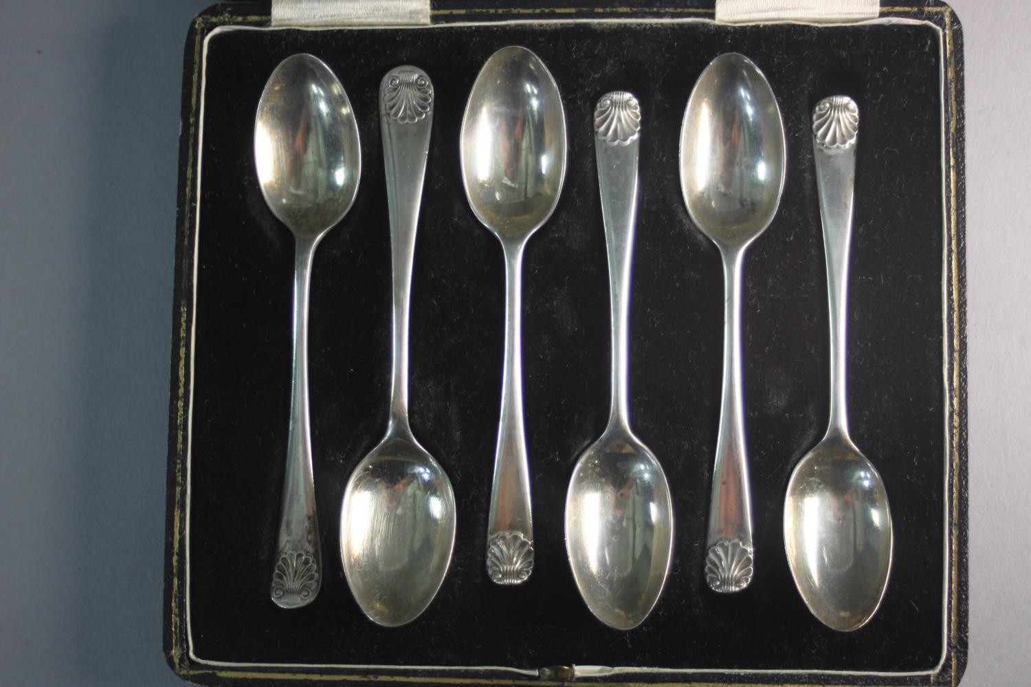A collection of silver and silver plate. Including a cased set of silver coffee spoons, a silver - Image 8 of 13