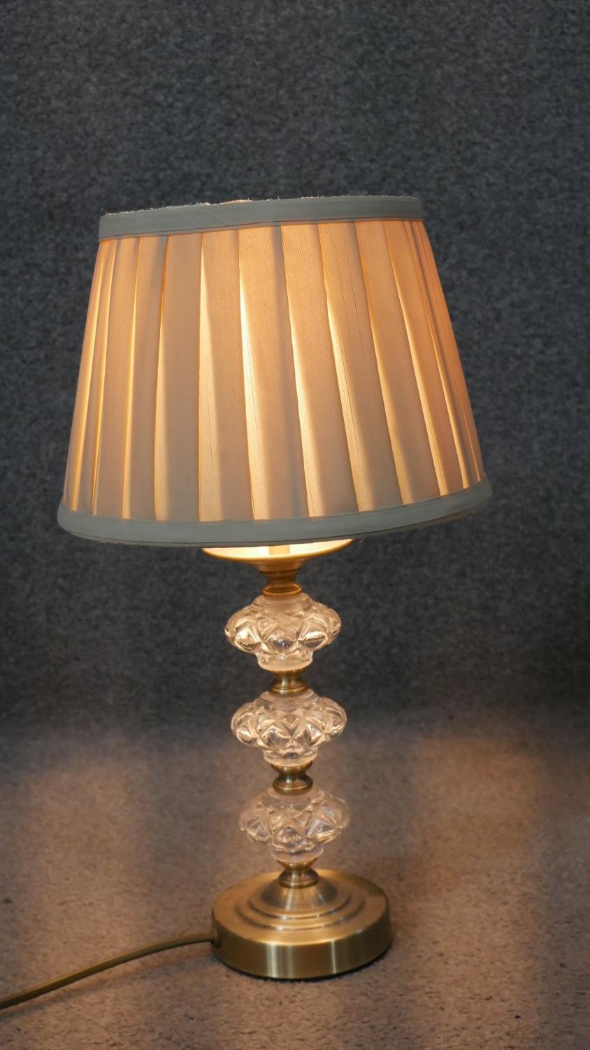 A vintage glass and brass table lamp with cream pleated shade. H.45 Diam.25 cm - Image 5 of 5