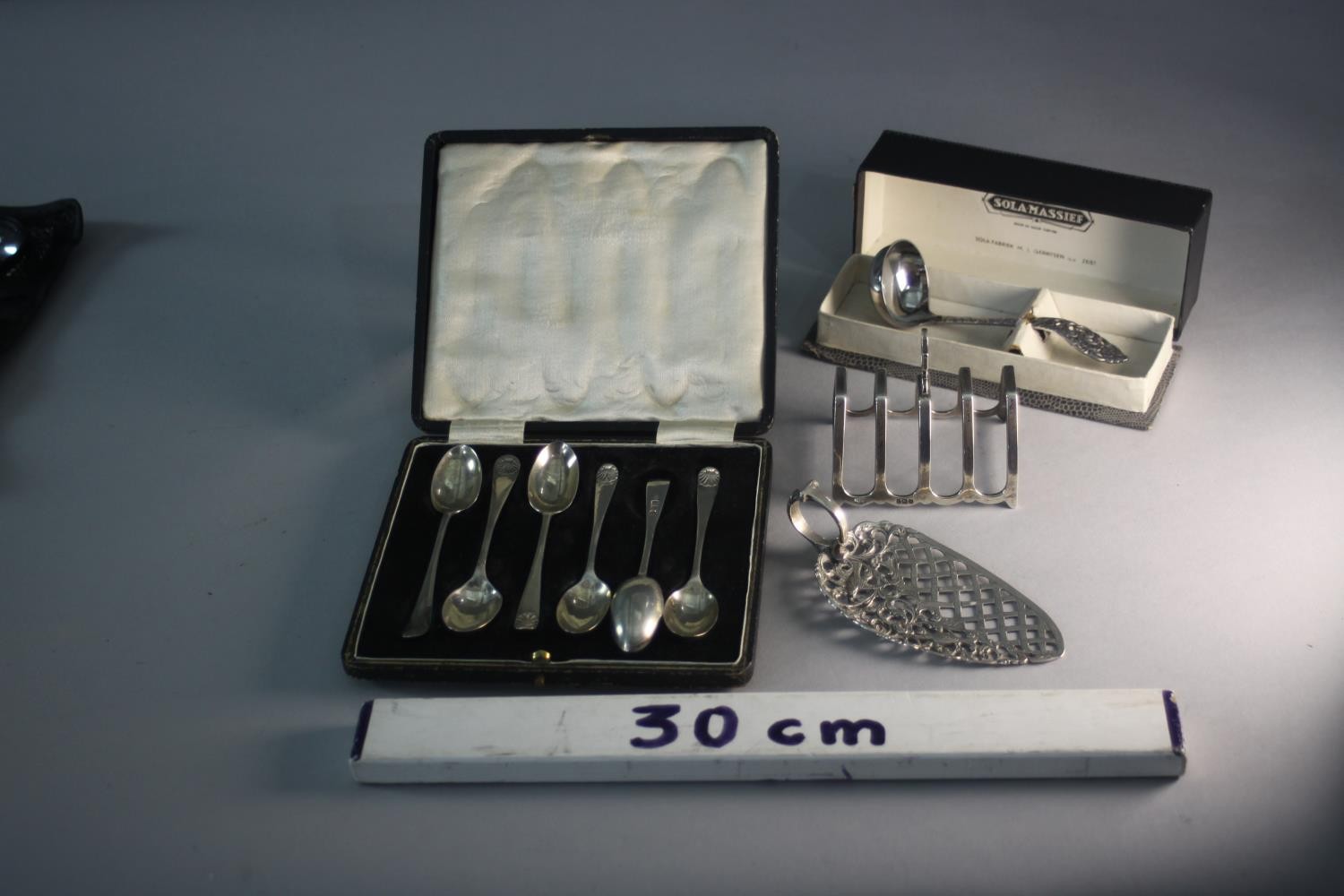A collection of silver and silver plate. Including a cased set of silver coffee spoons, a silver - Image 2 of 13