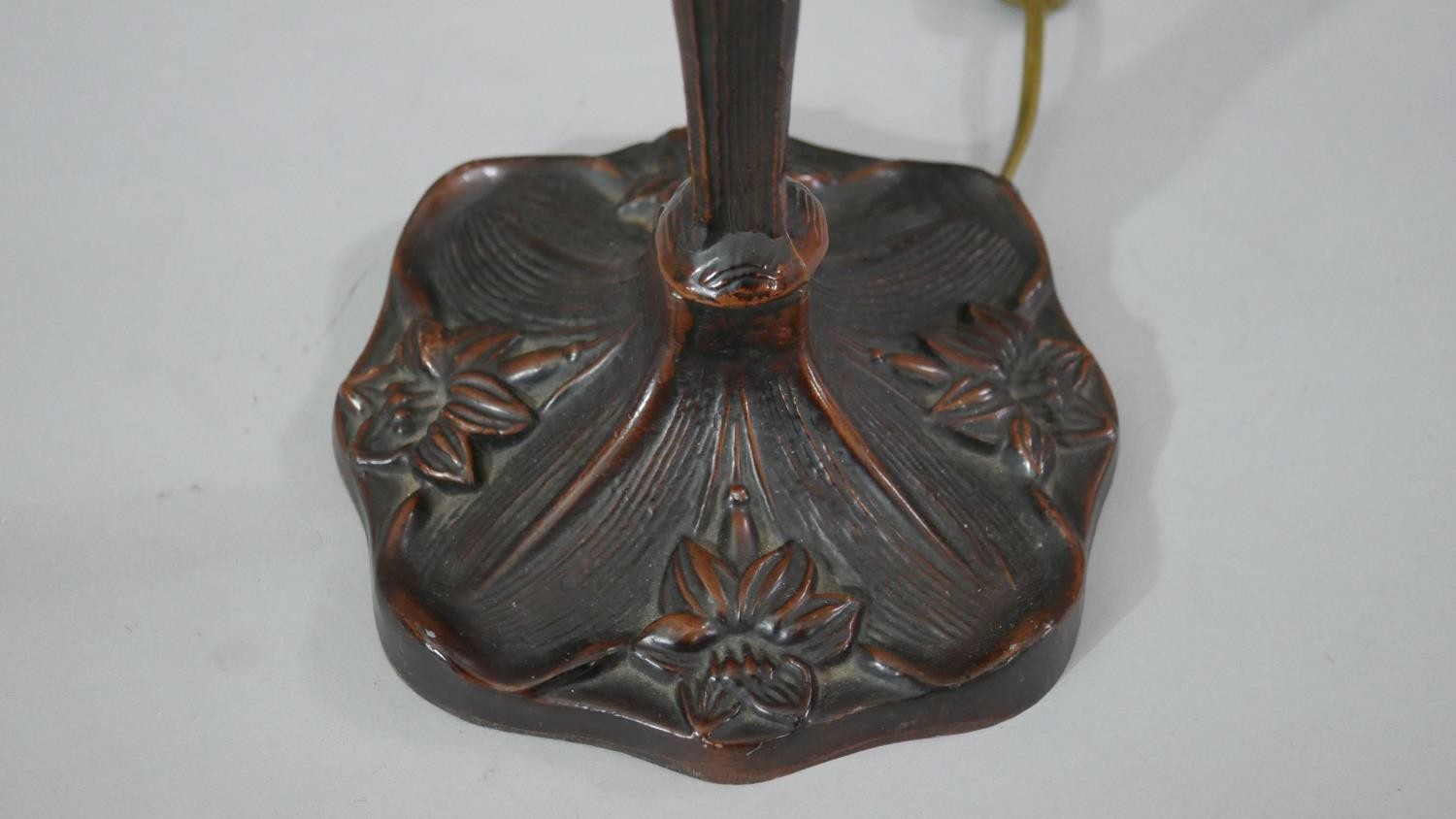 A vintage bronze effect Art Nouveau style waterlily design table lamp. H.46 W.18 D.18 cm - Image 3 of 5