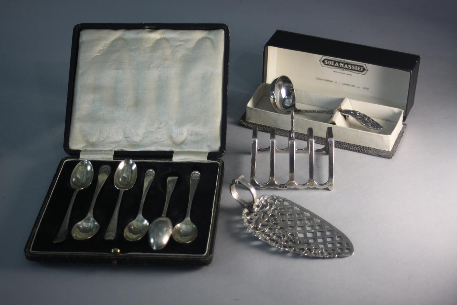 A collection of silver and silver plate. Including a cased set of silver coffee spoons, a silver - Image 3 of 13