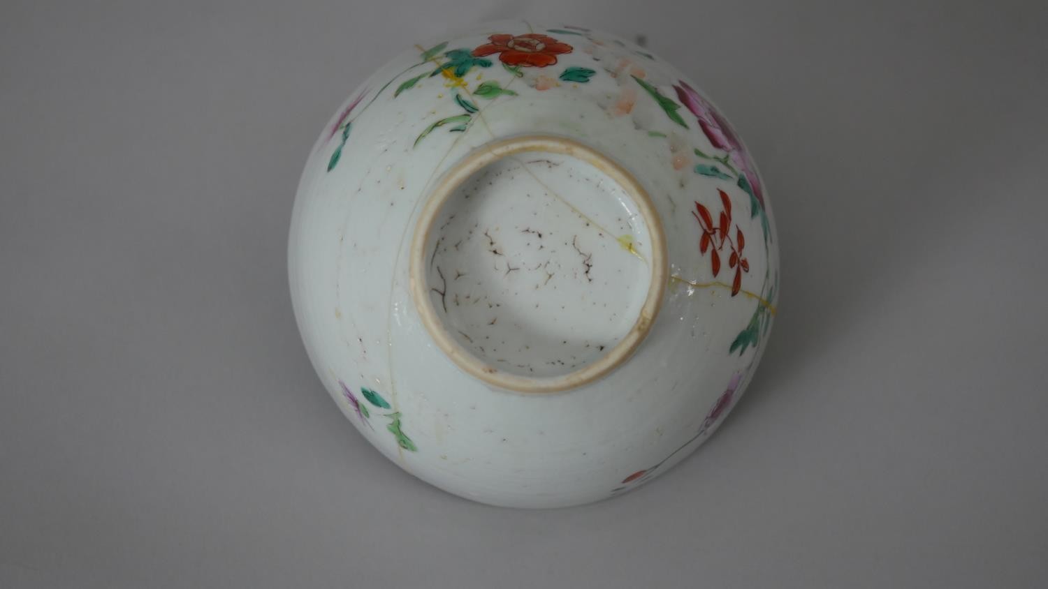 A 19th century Chinese Imperial yellow glaze dragon bowl along with a Famille Rose porcelain tea - Image 11 of 11