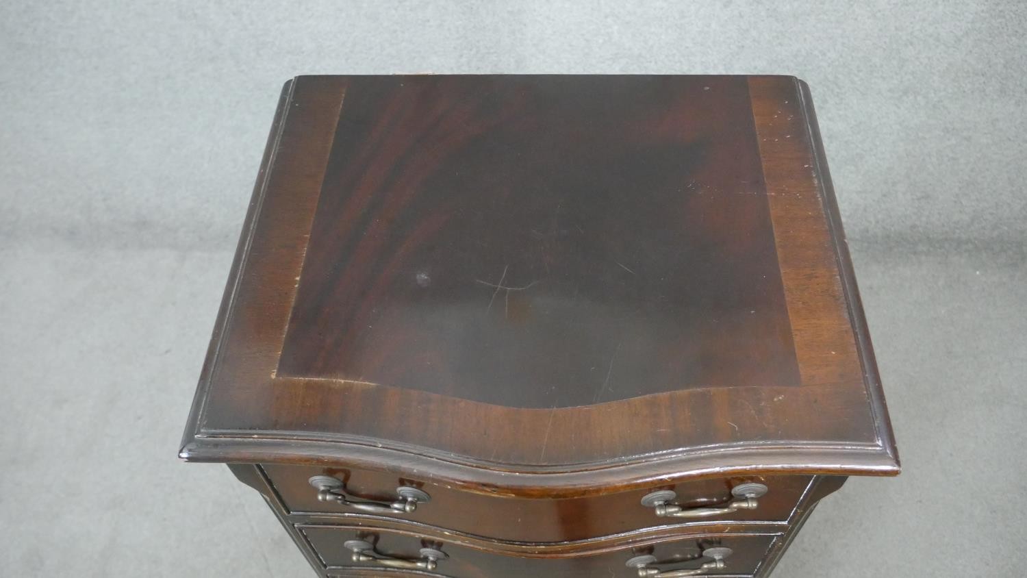 A Georgian style mahogany serpentine fronted tall chest of six drawers on shaped bracket feet. H.100 - Image 5 of 6