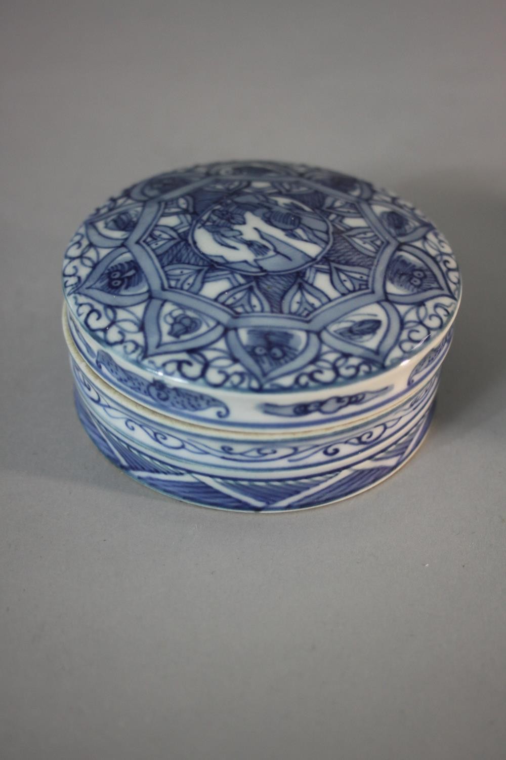 Two early 20th century blue and white Chinese boxes. One circular with stylised floral design and - Image 5 of 9