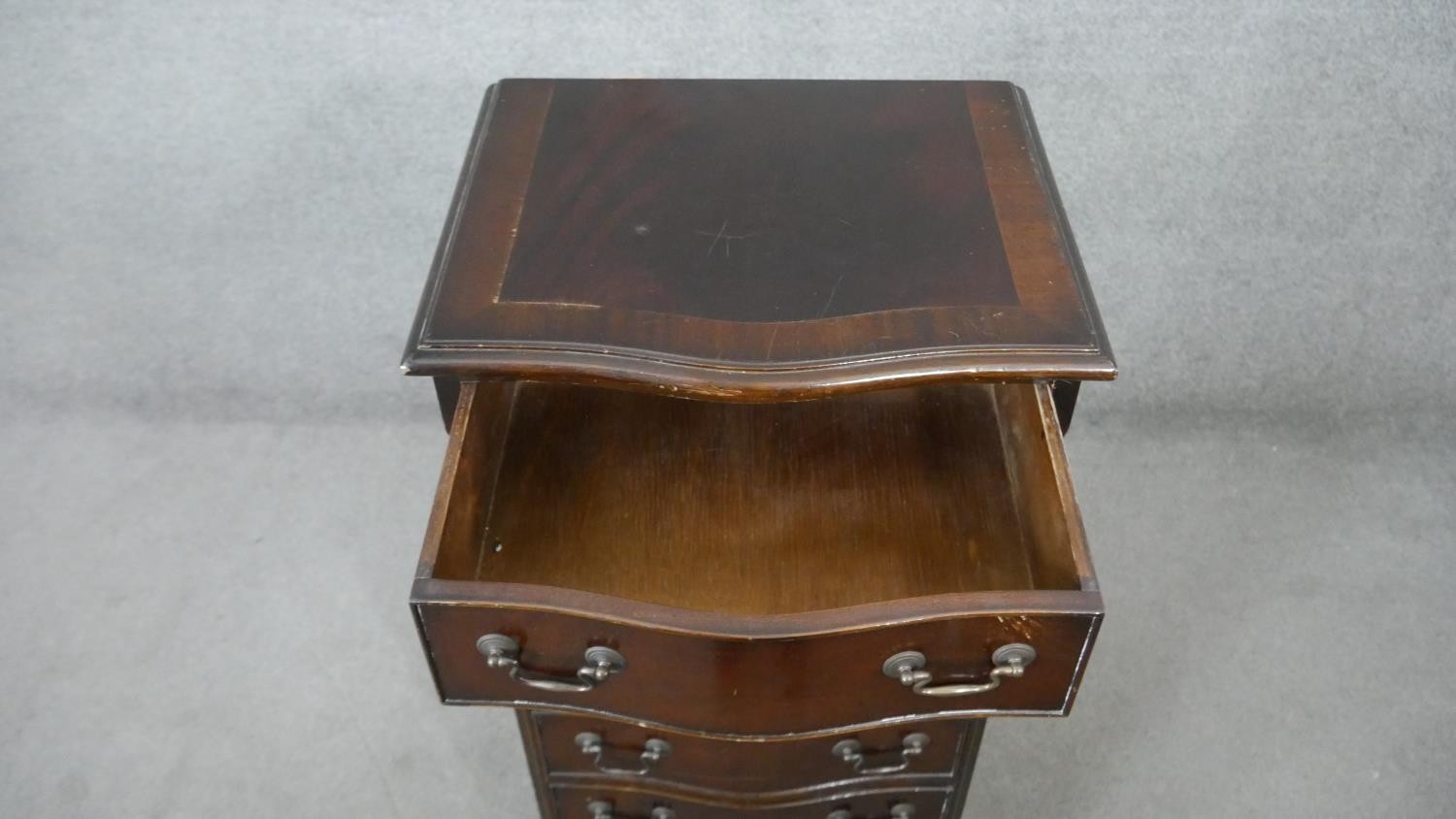 A Georgian style mahogany serpentine fronted tall chest of six drawers on shaped bracket feet. H.100 - Image 4 of 6