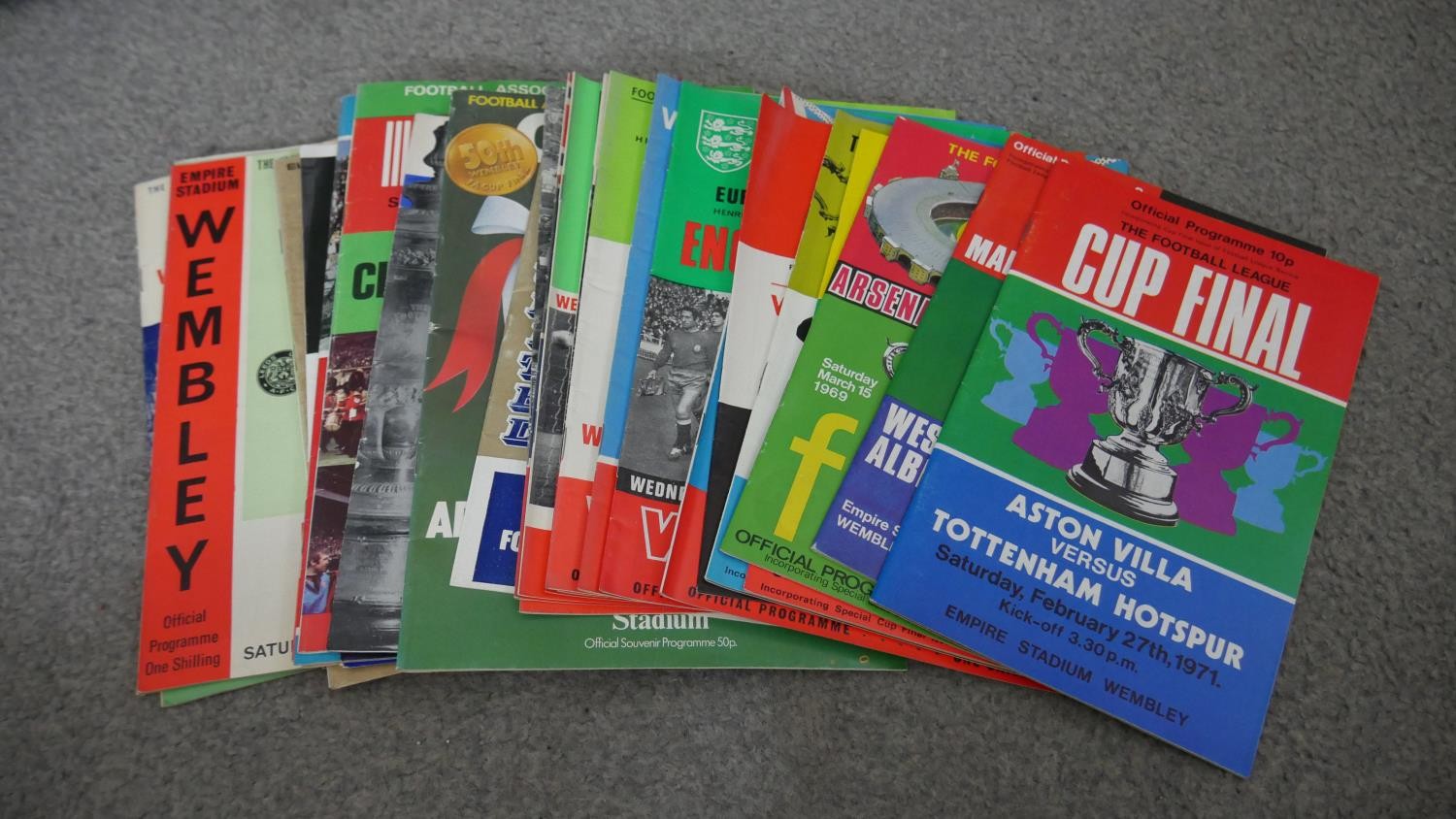 Nine albums of Chelsea football programmes. L.26 W.20cm (largest) - Image 5 of 9