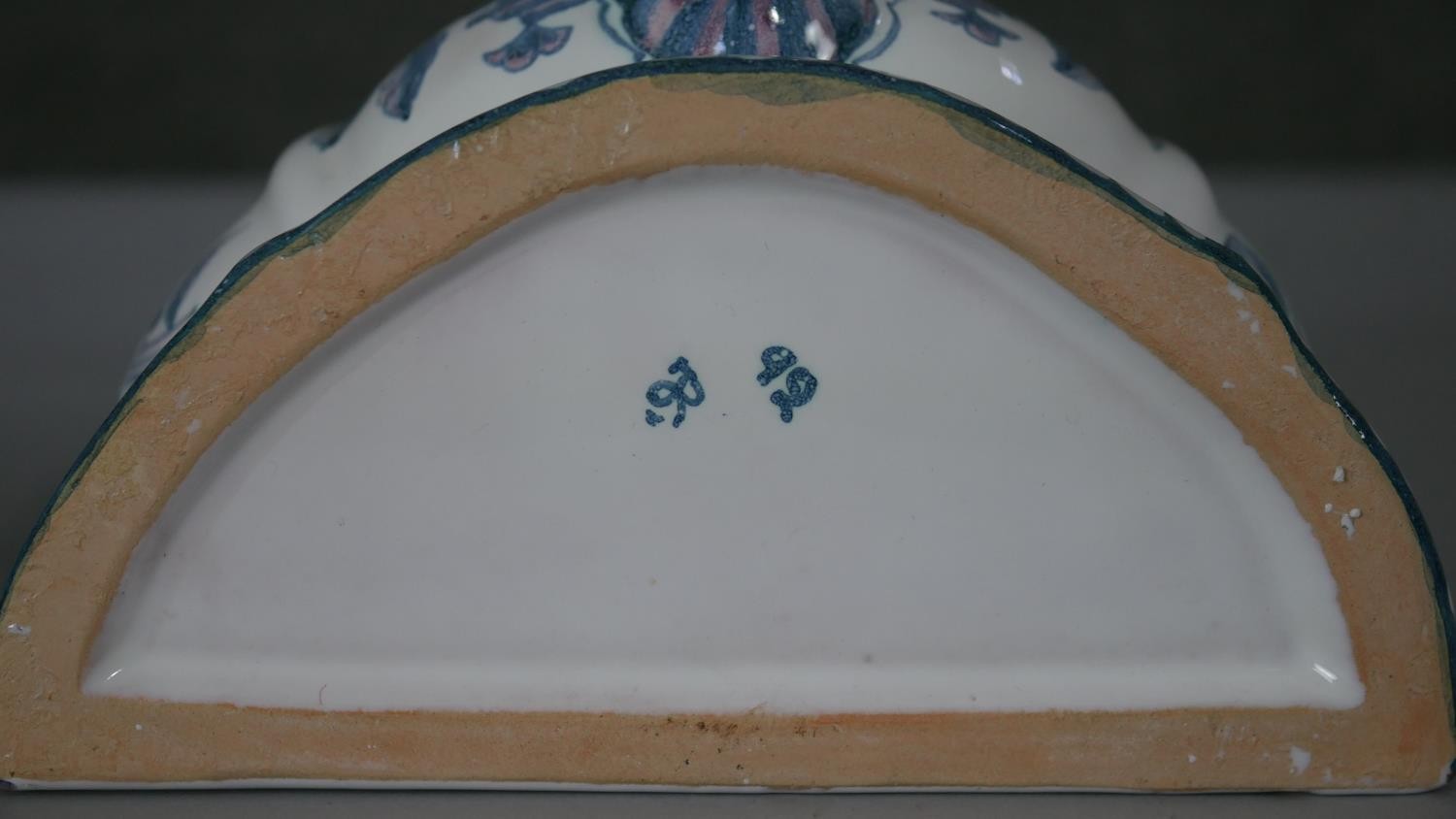 A vintage two piece hand painted Berardos Portuguese ceramic wall fountain. Decorated with a - Image 6 of 10