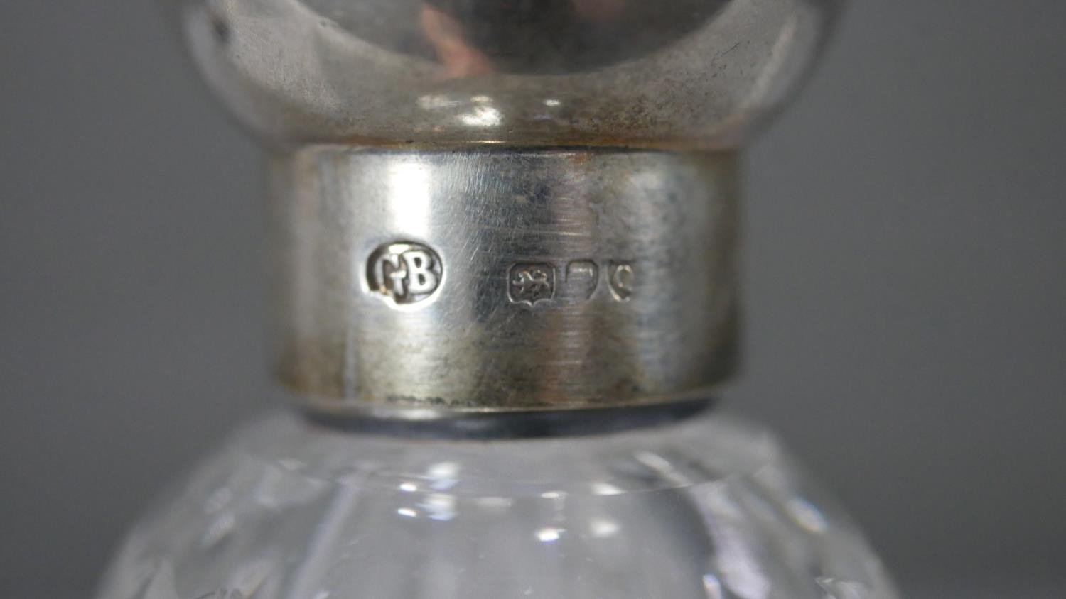 A Victorian 'lay down' cut glass perfume flask with silver top. Hallmarked: GB for George Byworth, - Image 4 of 6