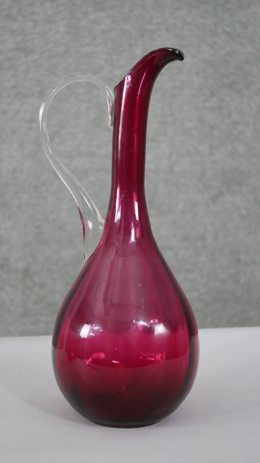 A collection of cranberry glass. Including an art glass water jug, a fishnet pattern golf foil art - Image 5 of 6