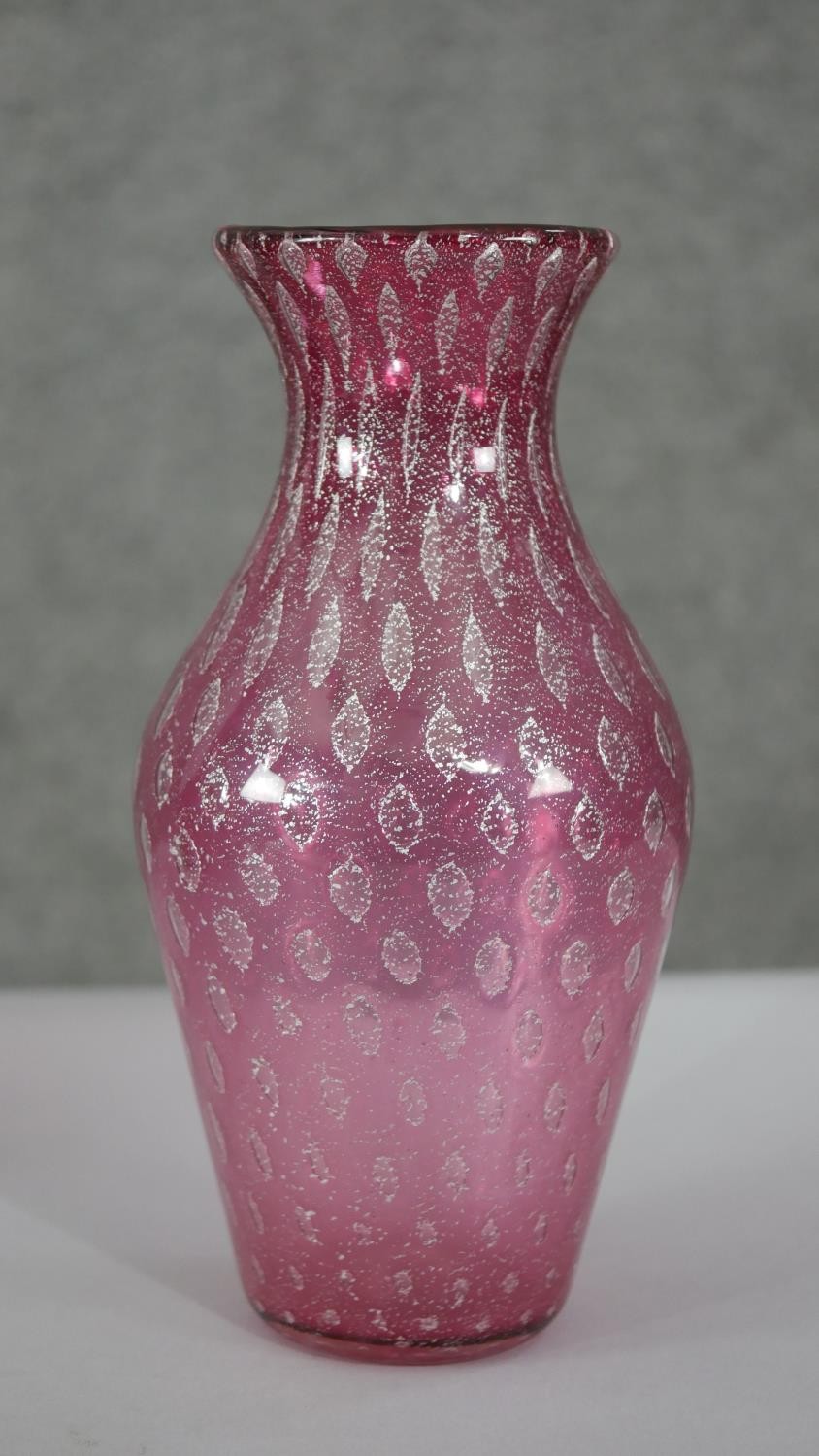 A collection of cranberry glass. Including an art glass water jug, a fishnet pattern golf foil art - Image 4 of 6