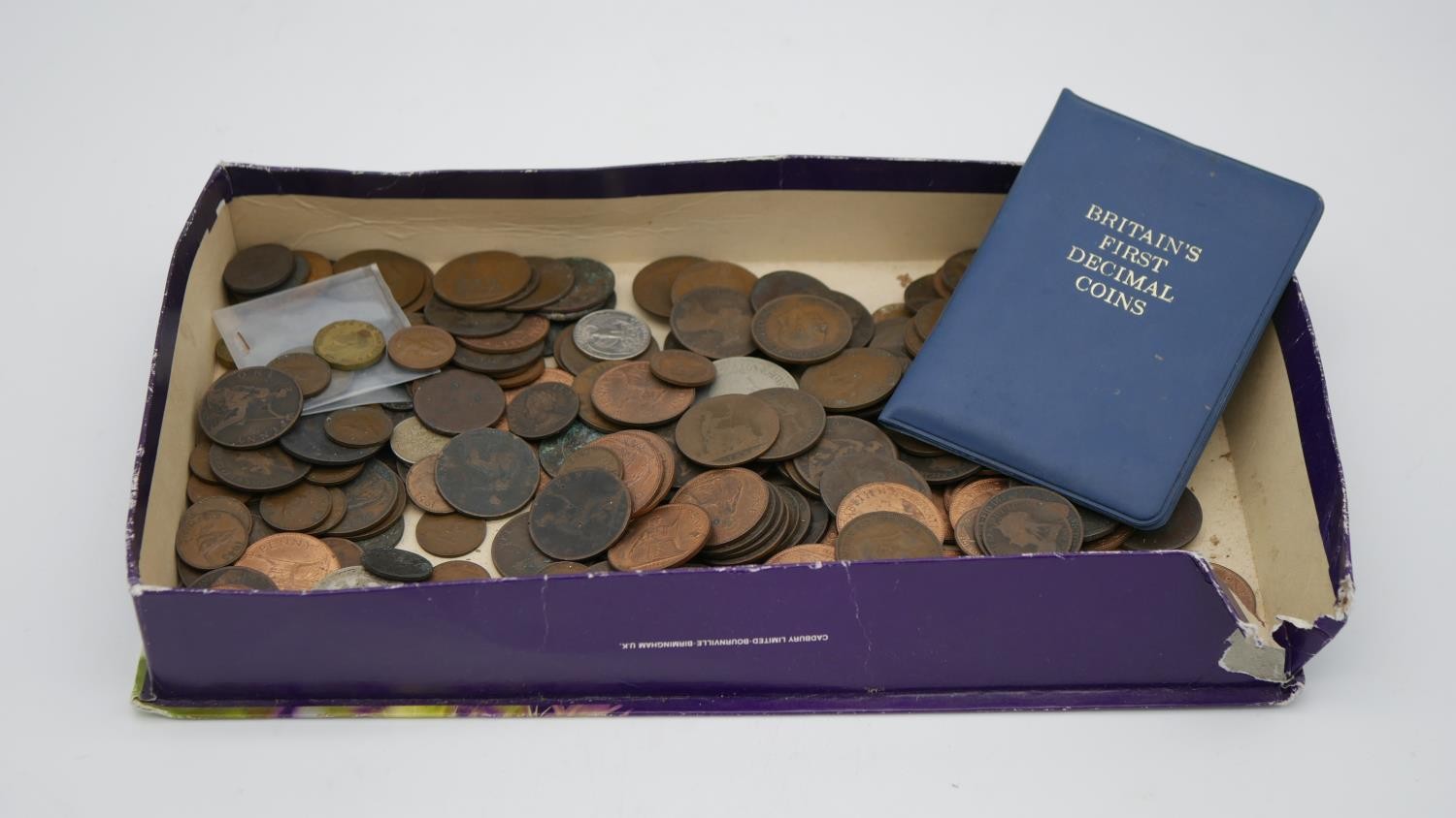 A collection of world and British coins. H.4 W.31 D.17cm (box)