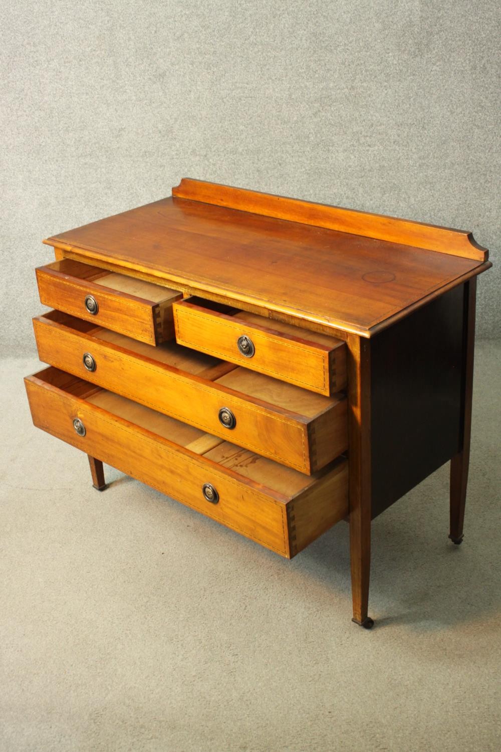 An Edwardian mahogany and inlaid chest of drawers on square tapering supports. H.86 W.106 D.48 cm. - Image 5 of 6