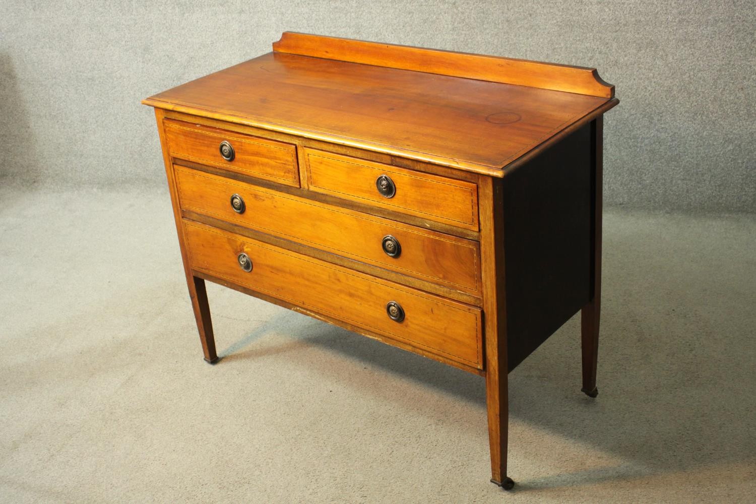 An Edwardian mahogany and inlaid chest of drawers on square tapering supports. H.86 W.106 D.48 cm. - Image 2 of 6