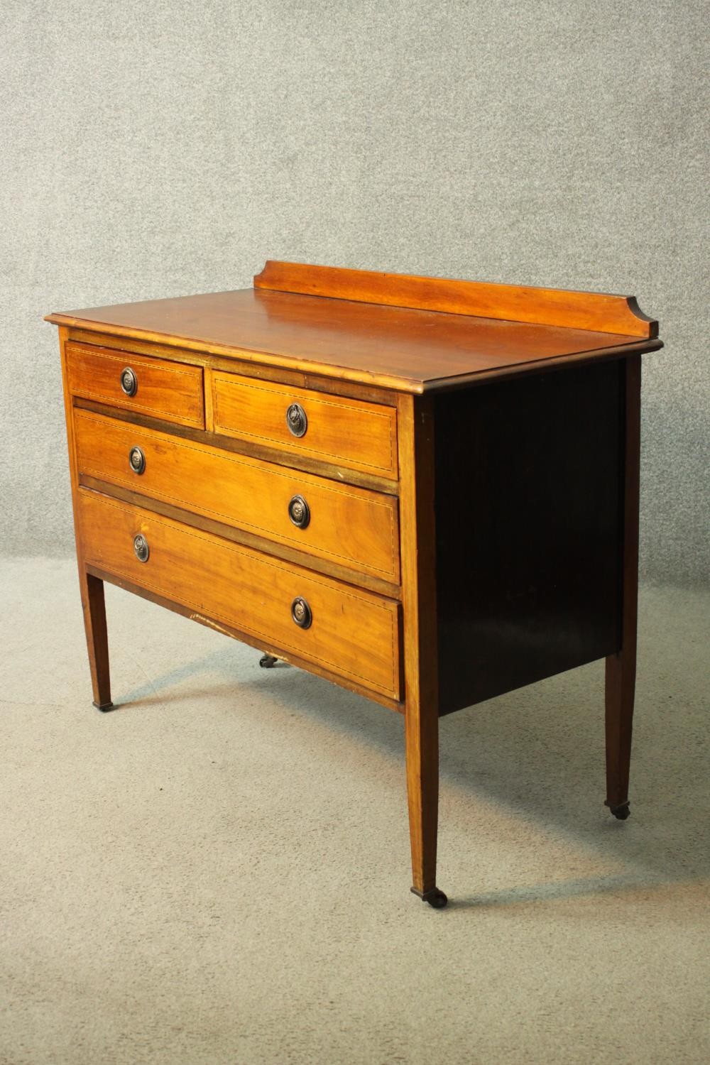 An Edwardian mahogany and inlaid chest of drawers on square tapering supports. H.86 W.106 D.48 cm. - Image 3 of 6