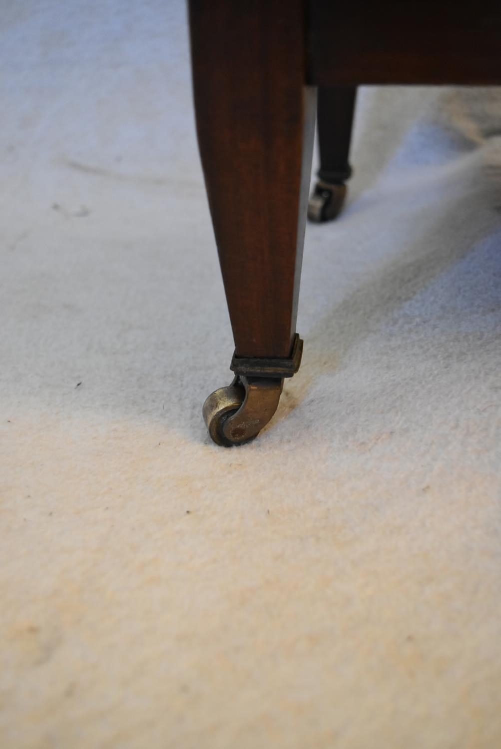 An Edwardian mahogany and satinwood inlaid coal purdonium with zinc liner on square tapering - Image 6 of 7