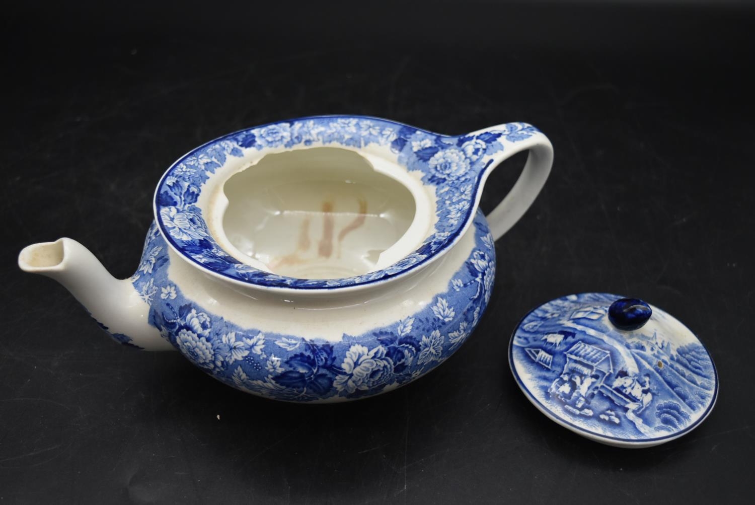 A collection of early 20th century blue and white chinaware. To include a serving bowl, butter - Image 12 of 17