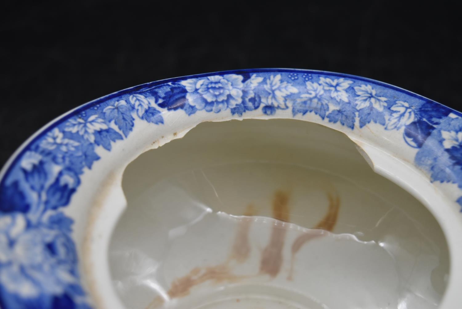 A collection of early 20th century blue and white chinaware. To include a serving bowl, butter - Image 13 of 17