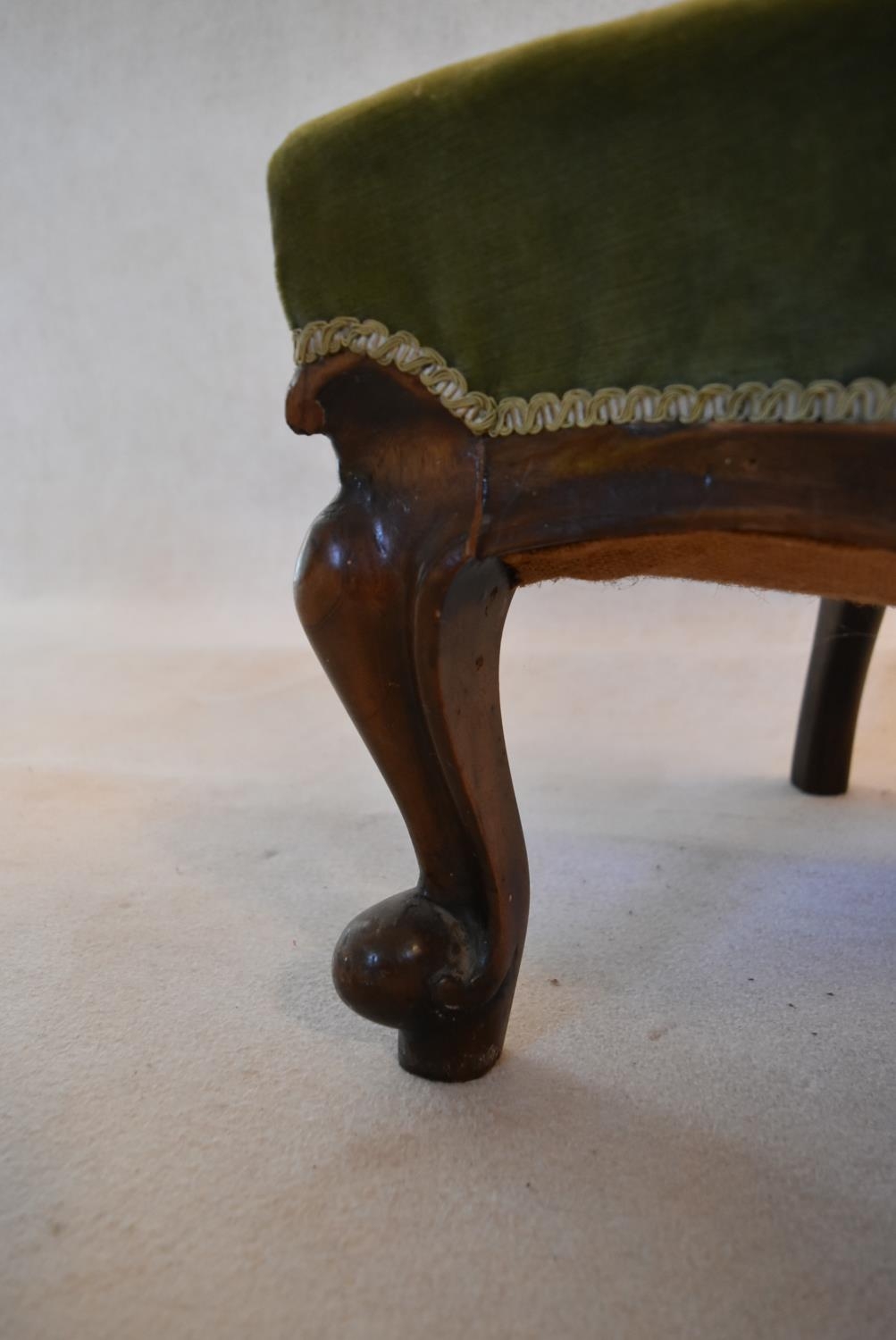 A Victorian mahogany nursing chair in deep buttoned upholstery on carved cabriole supports. H.88 W. - Image 4 of 4