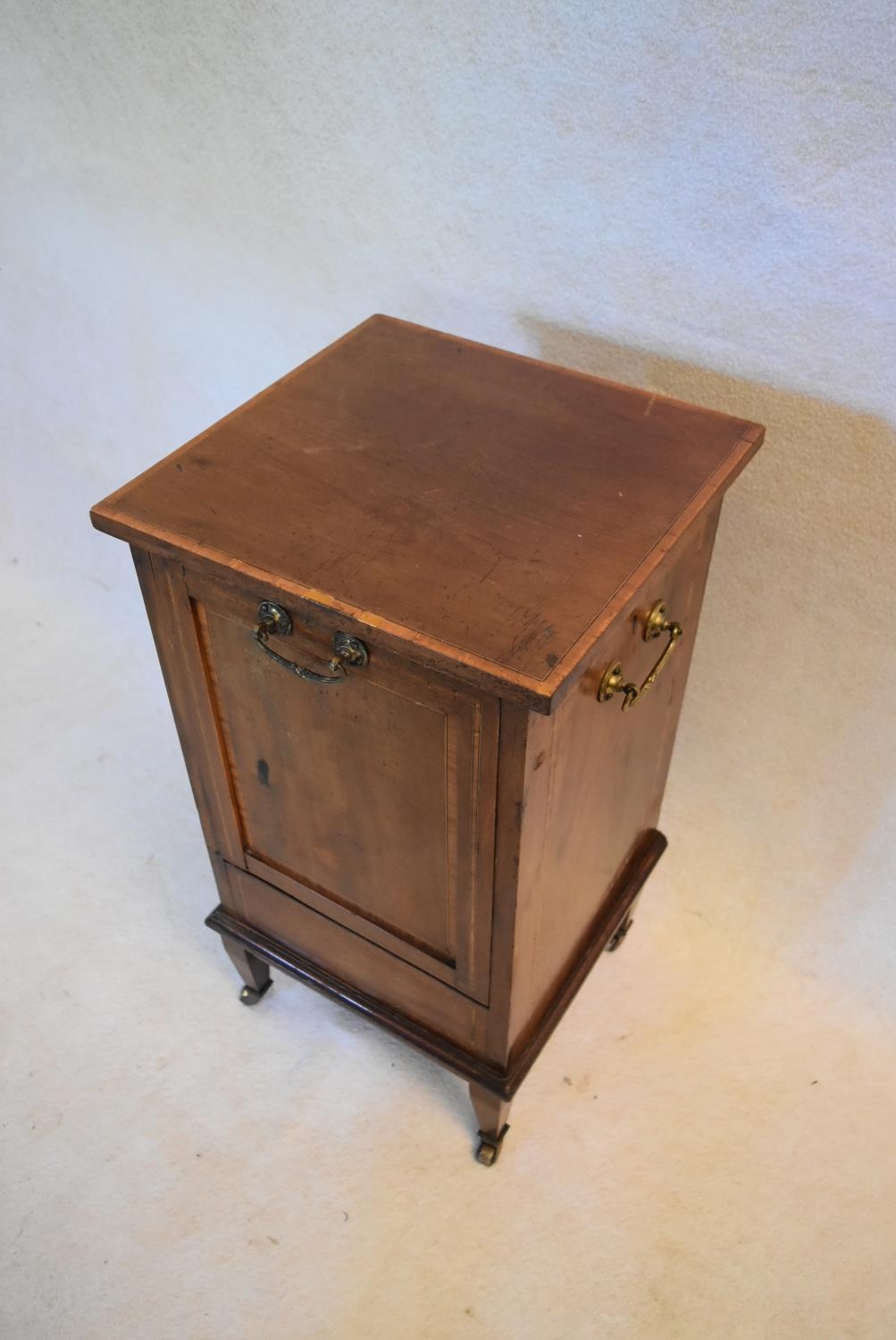 An Edwardian mahogany and satinwood inlaid coal purdonium with zinc liner on square tapering - Image 4 of 7
