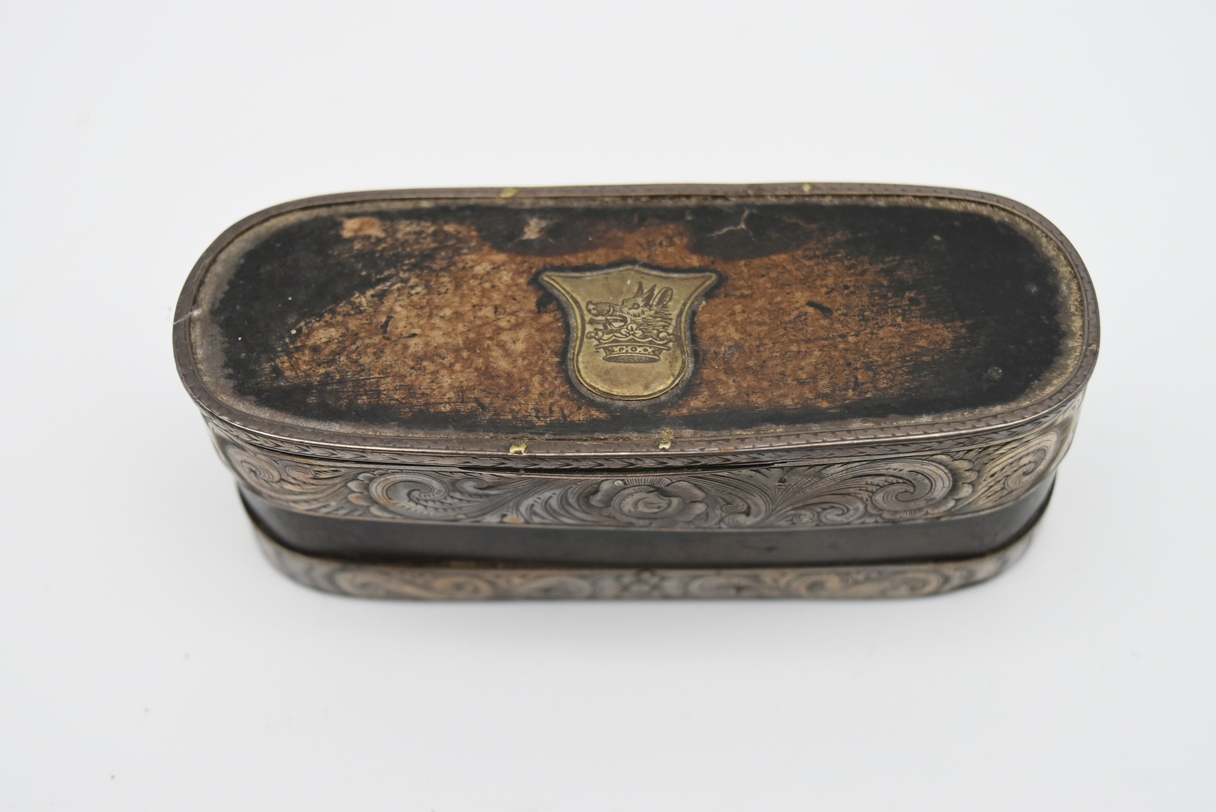 A engraved white metal and leather tin lined snuff box. An engraved shield shape cartouche and - Image 2 of 7