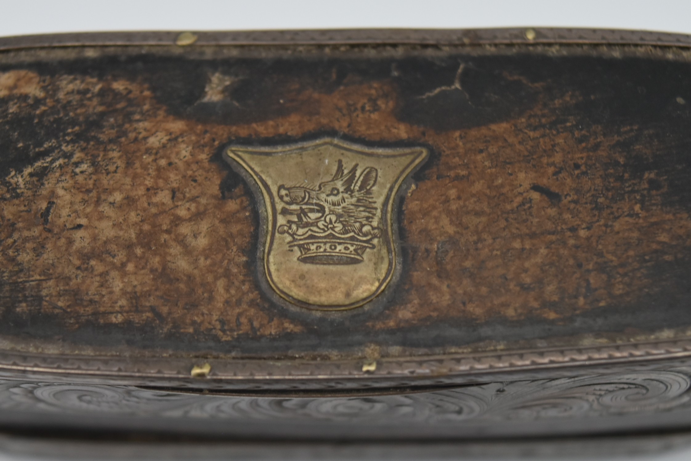 A engraved white metal and leather tin lined snuff box. An engraved shield shape cartouche and - Image 3 of 7