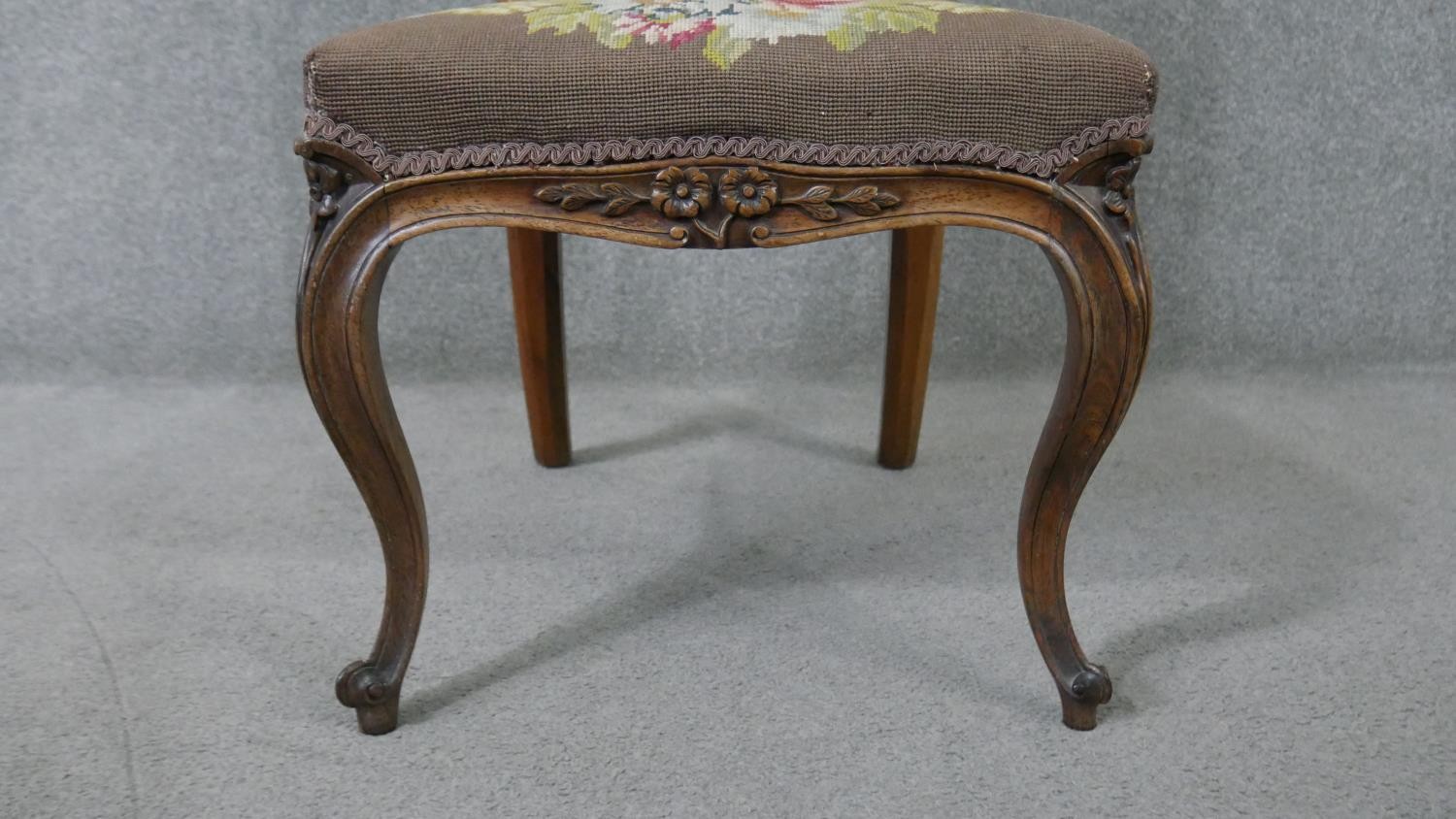 A Victorian carved rosewood prie dieu chair with barleytwist pilasters and floral tapestry - Image 5 of 6